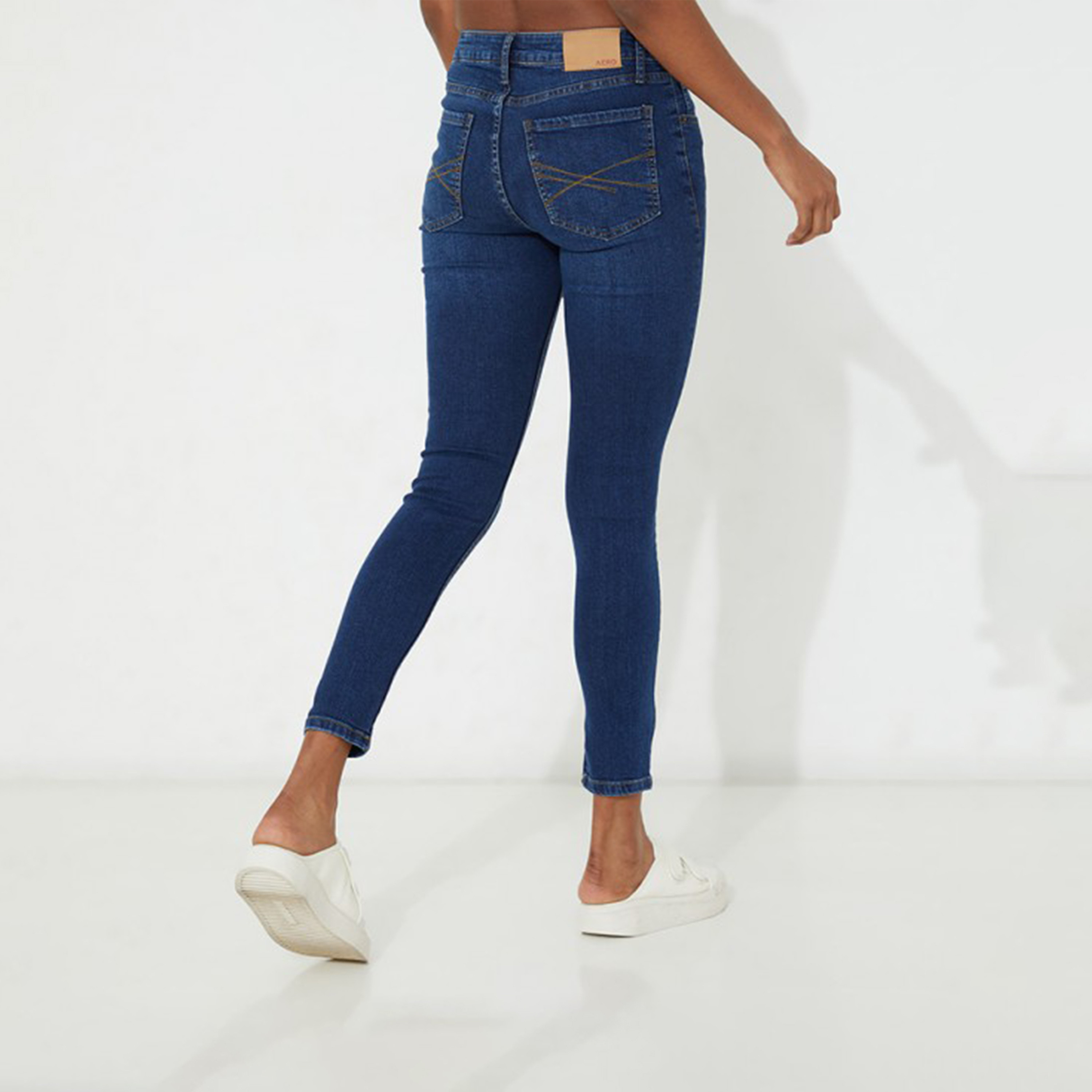 أيروبوستال- بنطلون جينز نسائي ضيق بخصر متوسط لون فاتح-women-clothing-bottoms-jeans-image-6