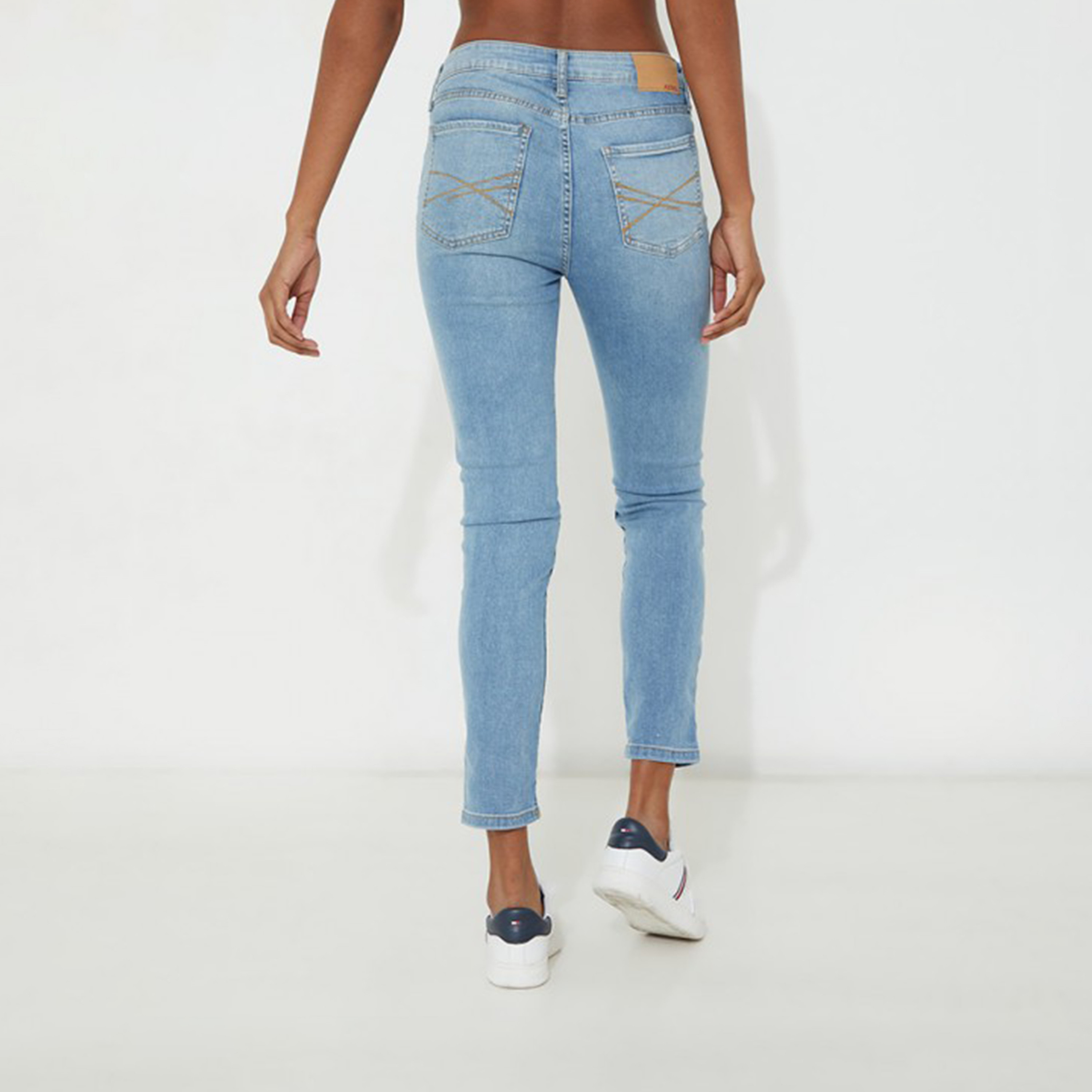 أيروبوستال- بنطلون جينز نسائي ضيق بخصر متوسط لون فاتح-women-clothing-bottoms-jeans-image-2