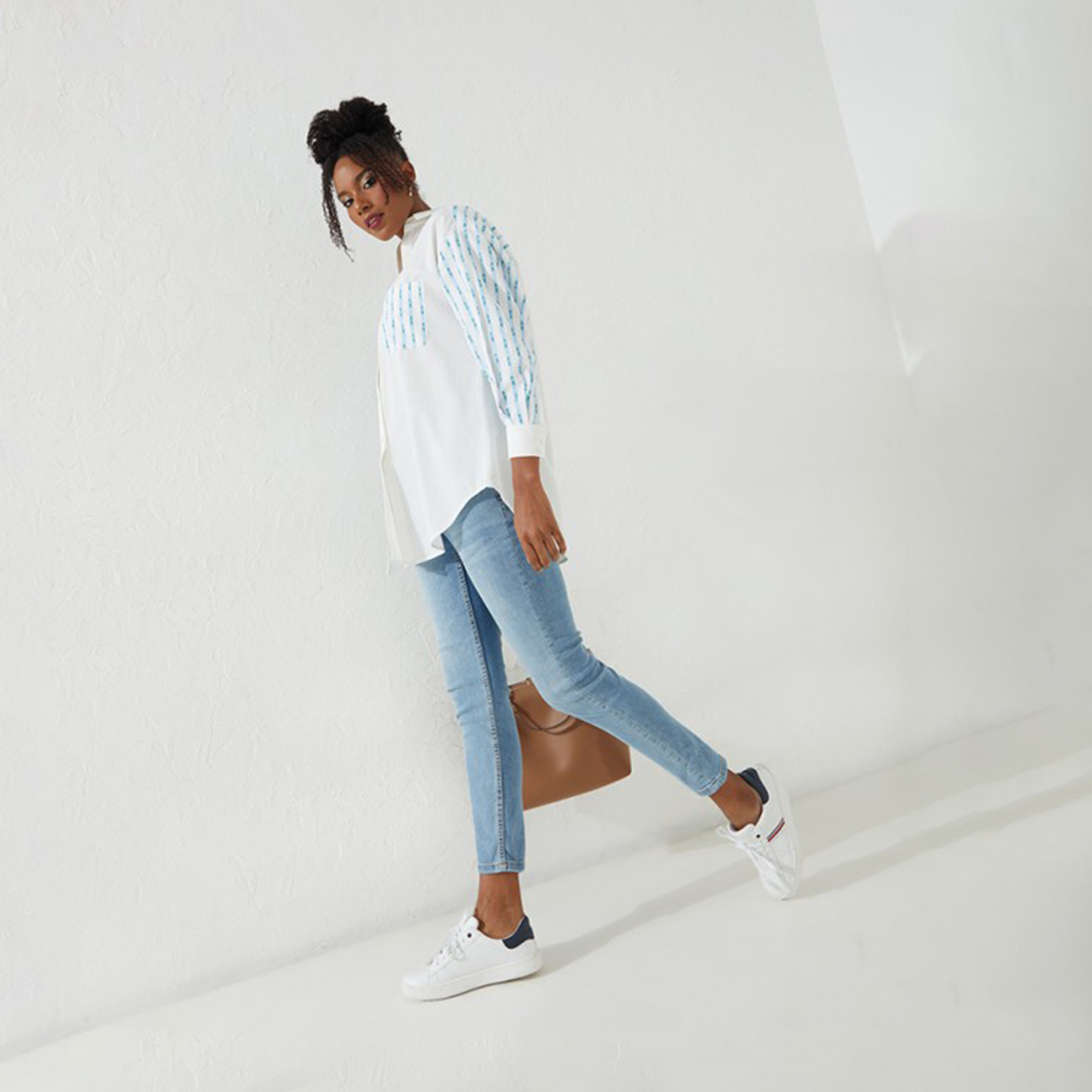 أيروبوستال- بنطلون جينز نسائي ضيق بخصر متوسط لون فاتح-women-clothing-bottoms-jeans-image-4