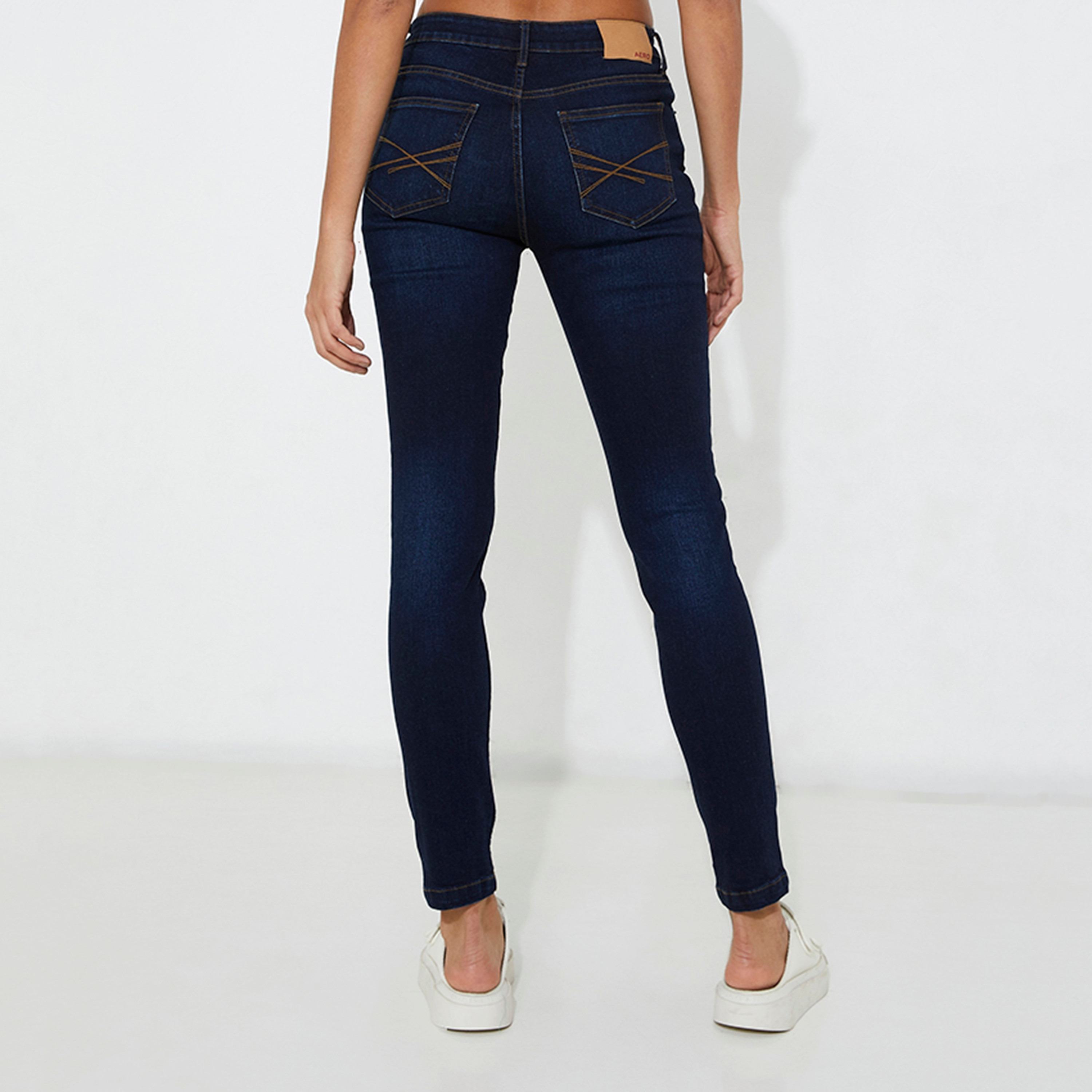 بنطلون جينز نسائي ذو خصر متوسط وسحّاب وأزرار داكنة اللون من أيروبوستال-women-clothing-bottoms-jeans-image-4