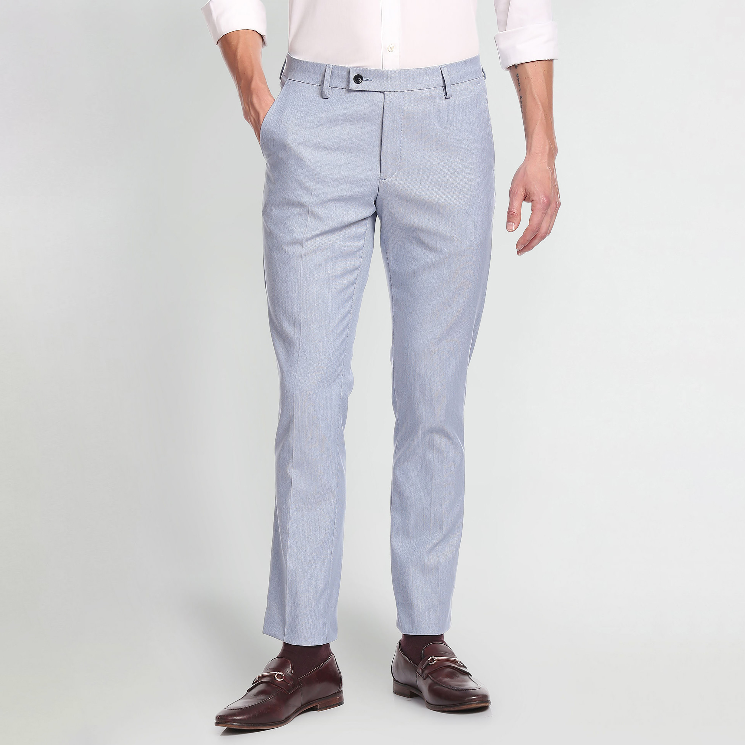 بنطلون فارمل مع تيلارد فت بلون ازرق فاتح من أرو-men-clothing-bottoms-trousersandchinos-trousers-image-1