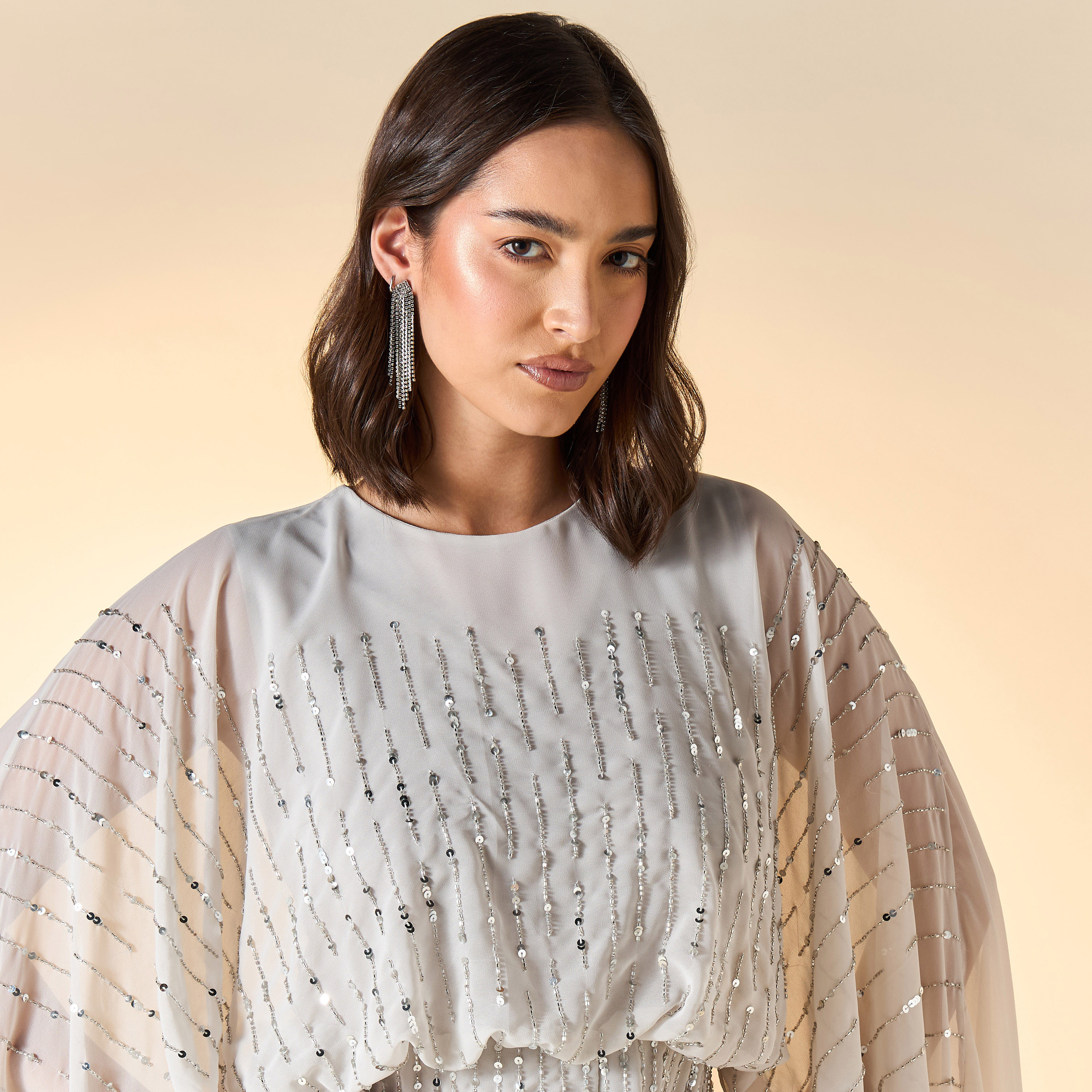 فستان ماكسي مزيّن بأكمام كاب من أميليا روز-women-clothing-dresses-image-9