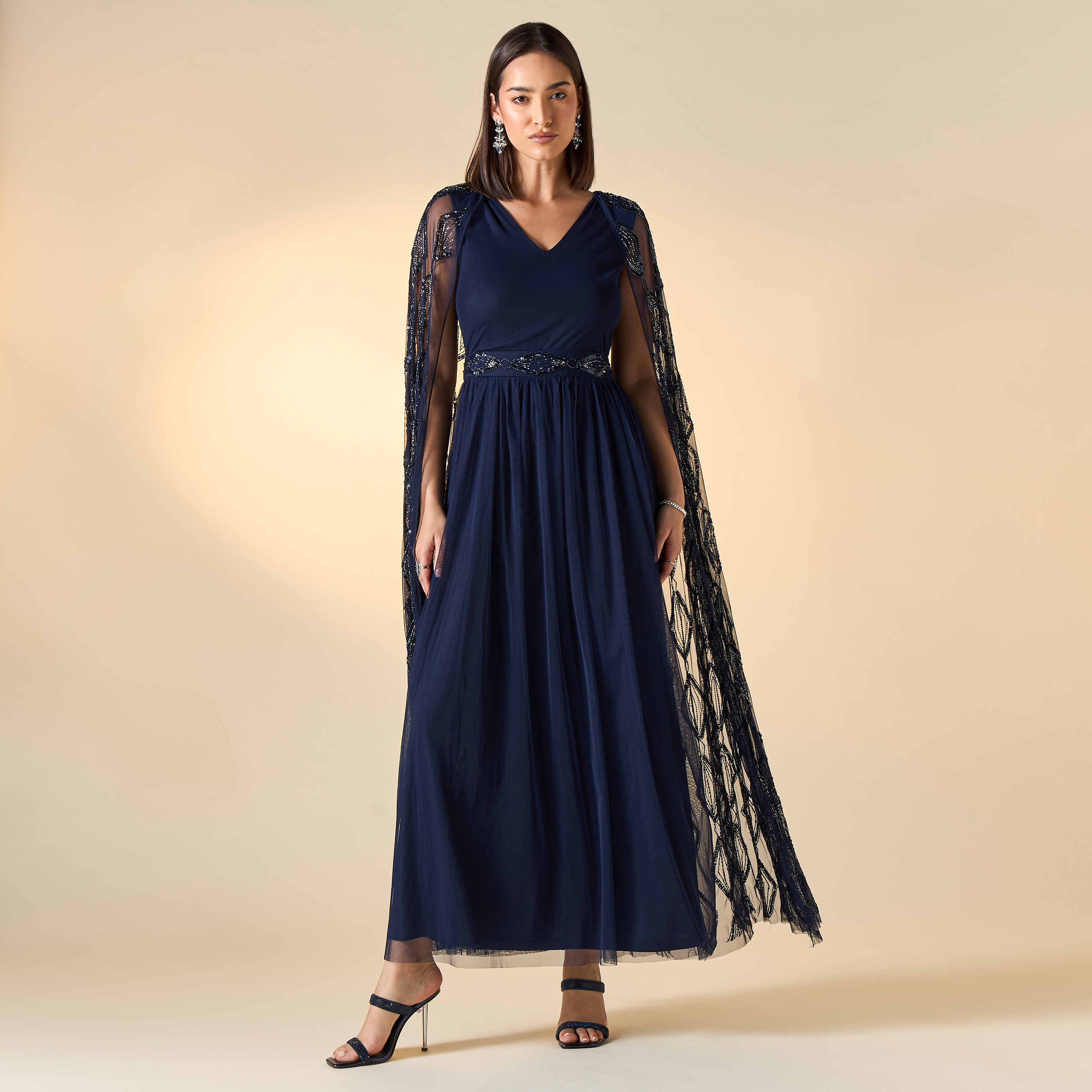 فستان مزيّن بياقة V وأكمام كاب من أميليا روز-women-clothing-dresses-image-1