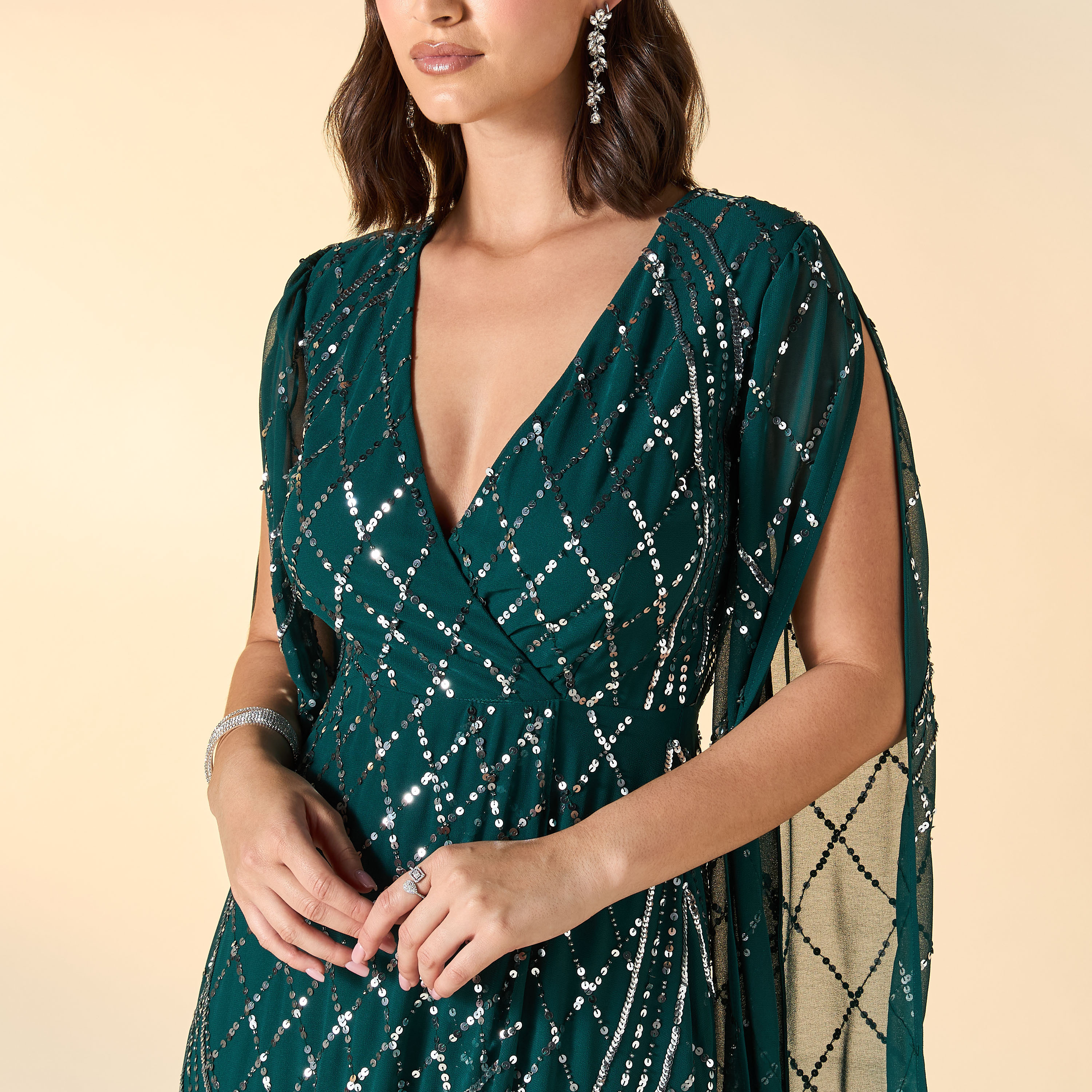فستان ماكسي مزيّن بياقة V وأكمام كاب من أميليا روز-women-clothing-dresses-image-4