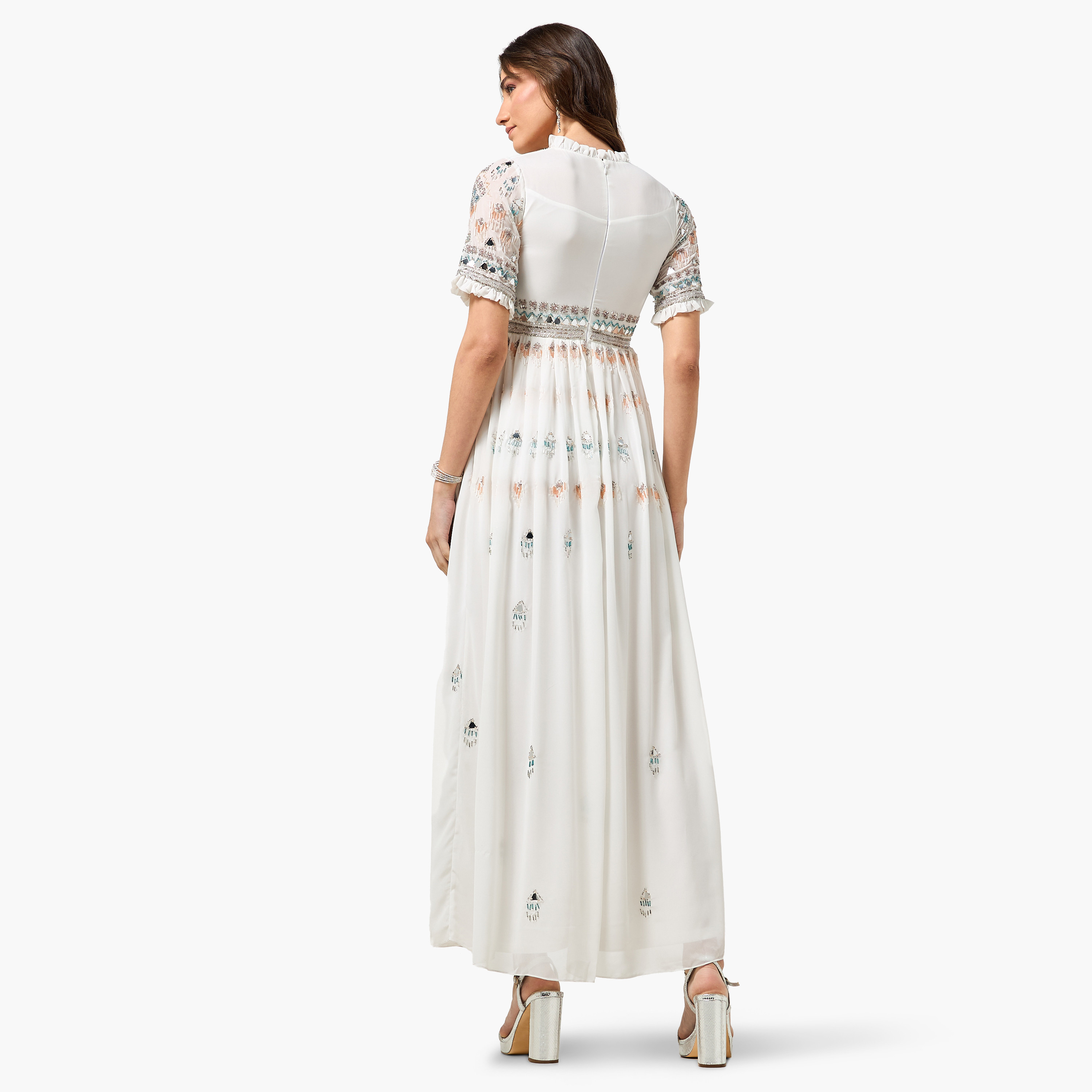 فستان سهرة ماكسي "فيت آند فلير" بياقة مكشكشة ومزين بالخرز لون أبيض من أميليا روز-women-clothing-dresses-image-4