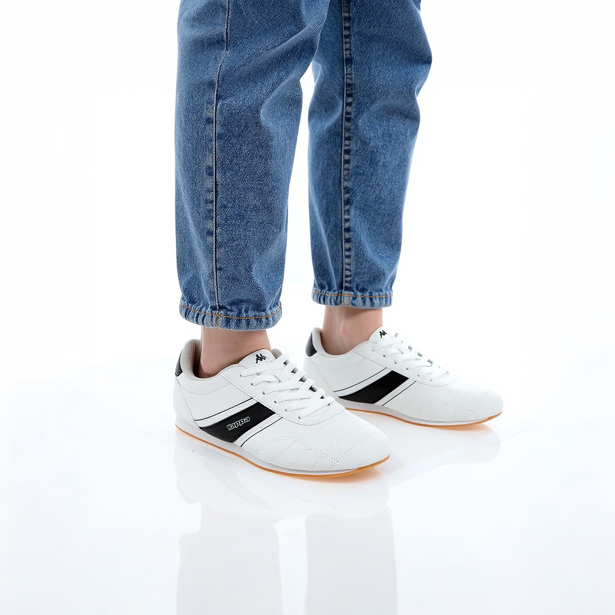 حذاء رياضي برباط وتفاصيل الشعار للنساء من كابا-women-shoes-sports-image-3