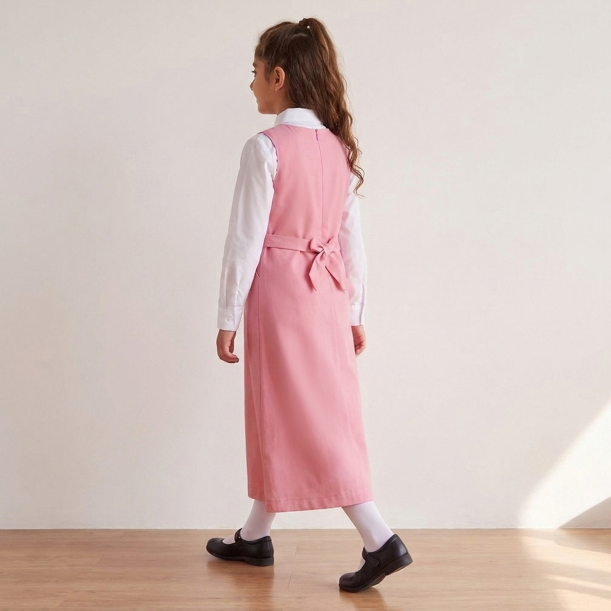 مريلة مدرسية بياقة مستديرة لون زهري للبنات-girls-clothing-schoolwear-dresses-image-2