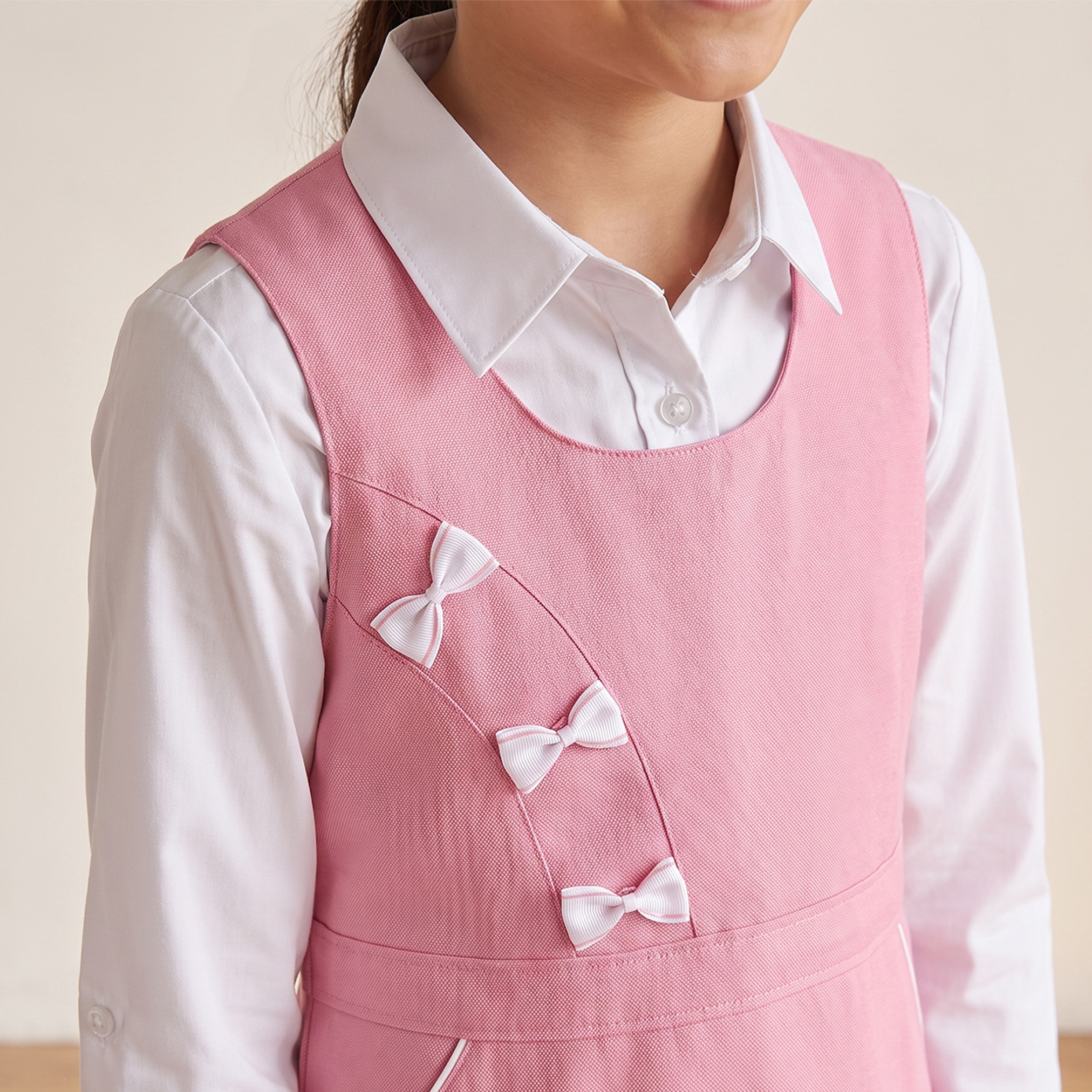 مريلة مدرسية بياقة مستديرة لون زهري للبنات-girls-clothing-schoolwear-dresses-image-6