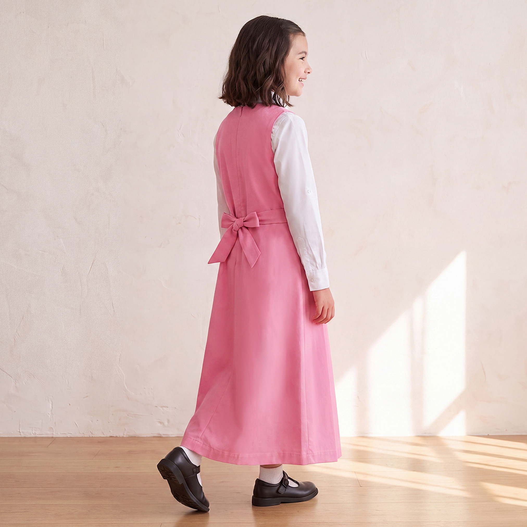 مريلة مدرسية بياقة V لون زهري للبنات-girls-clothing-schoolwear-dresses-image-2