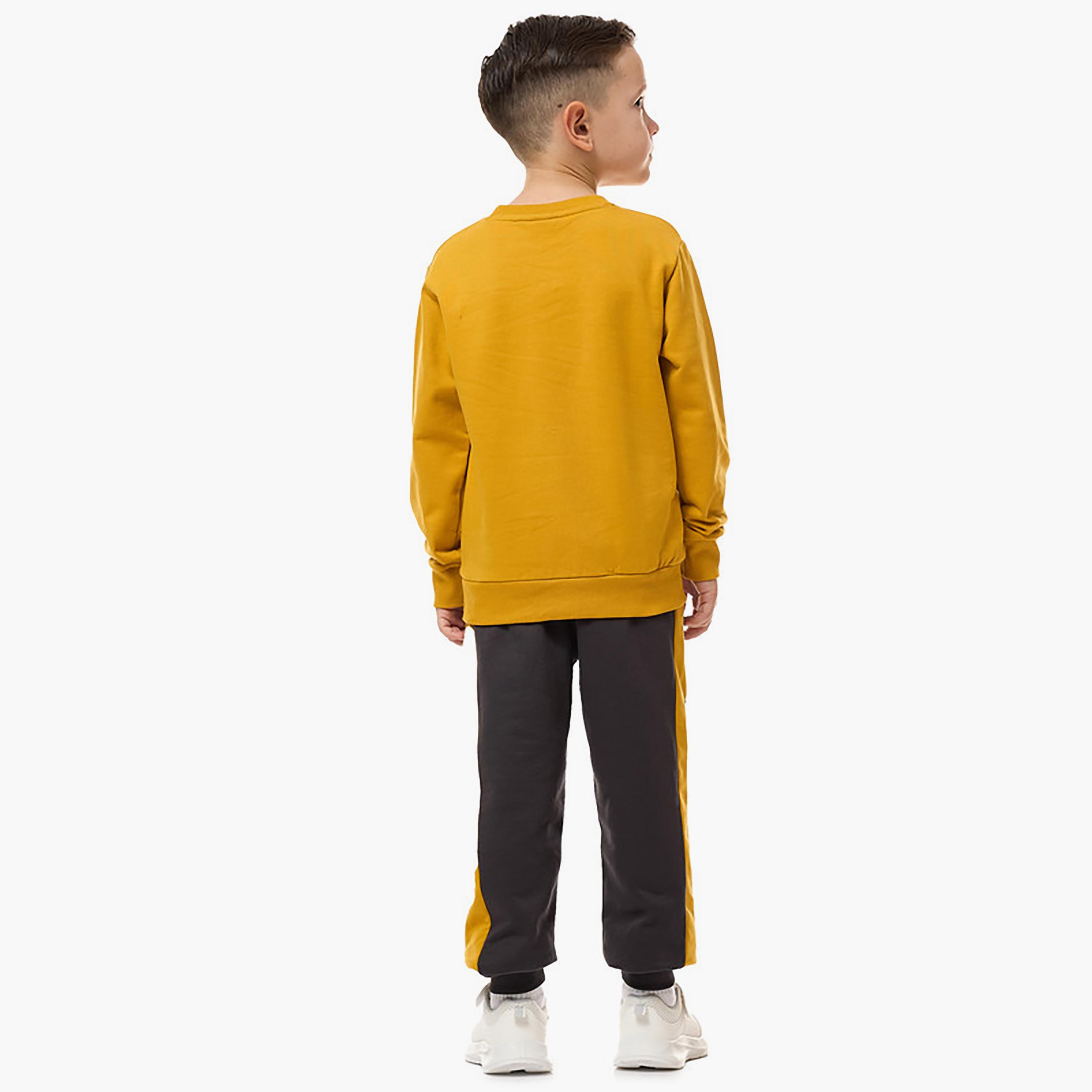 تي شيرت مطبوع بأكمام طويلة مع بنطال ركض قطعتين من فيكتور اند جين-baby-boys-clothing-winterwear-setsandcoords-image-3