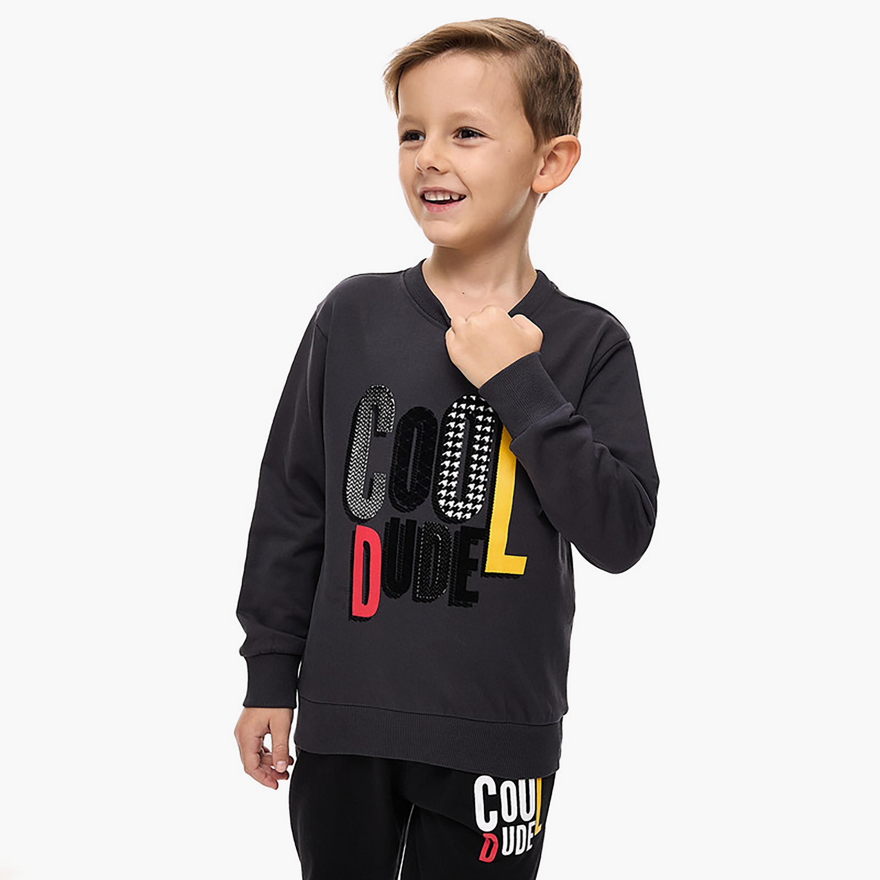 تي شيرت مطبوع بأكمام طويلة مع بنطال ركض قطعتين من فيكتور اند جين-baby-boys-clothing-winterwear-setsandcoords-image-4