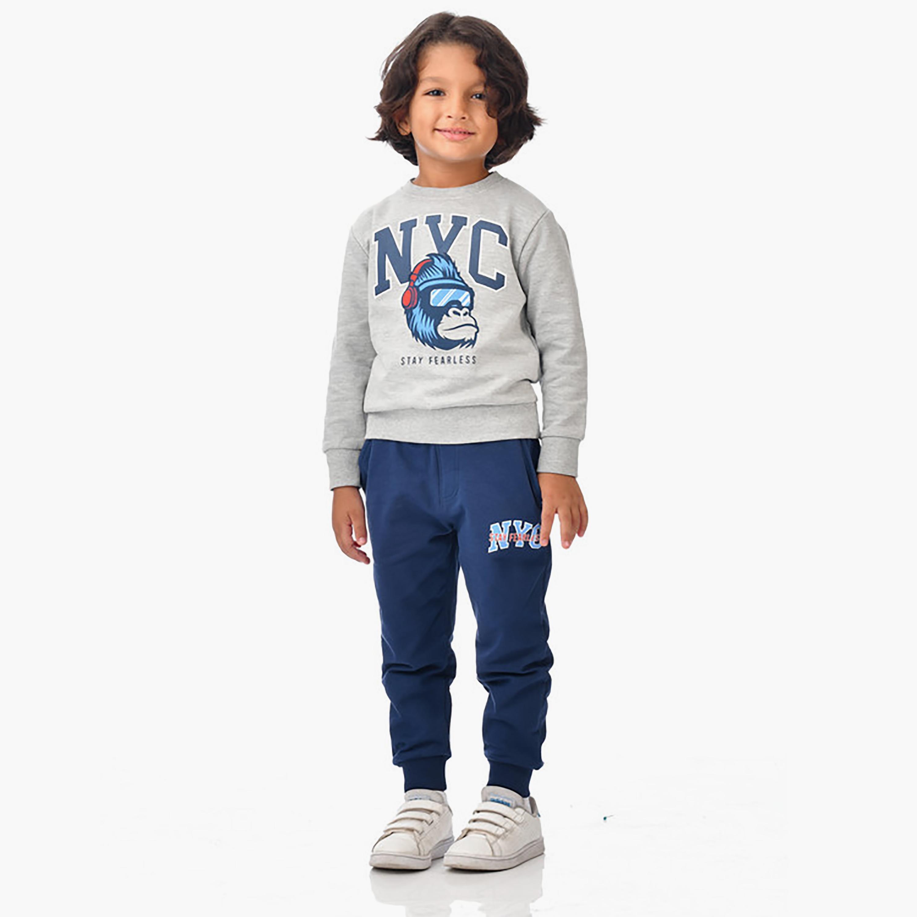 تي شيرت مطبوع بأكمام طويلة مع بنطال ركض قطعتين من فيكتور اند جين-baby-boys-clothing-winterwear-setsandcoords-image-1