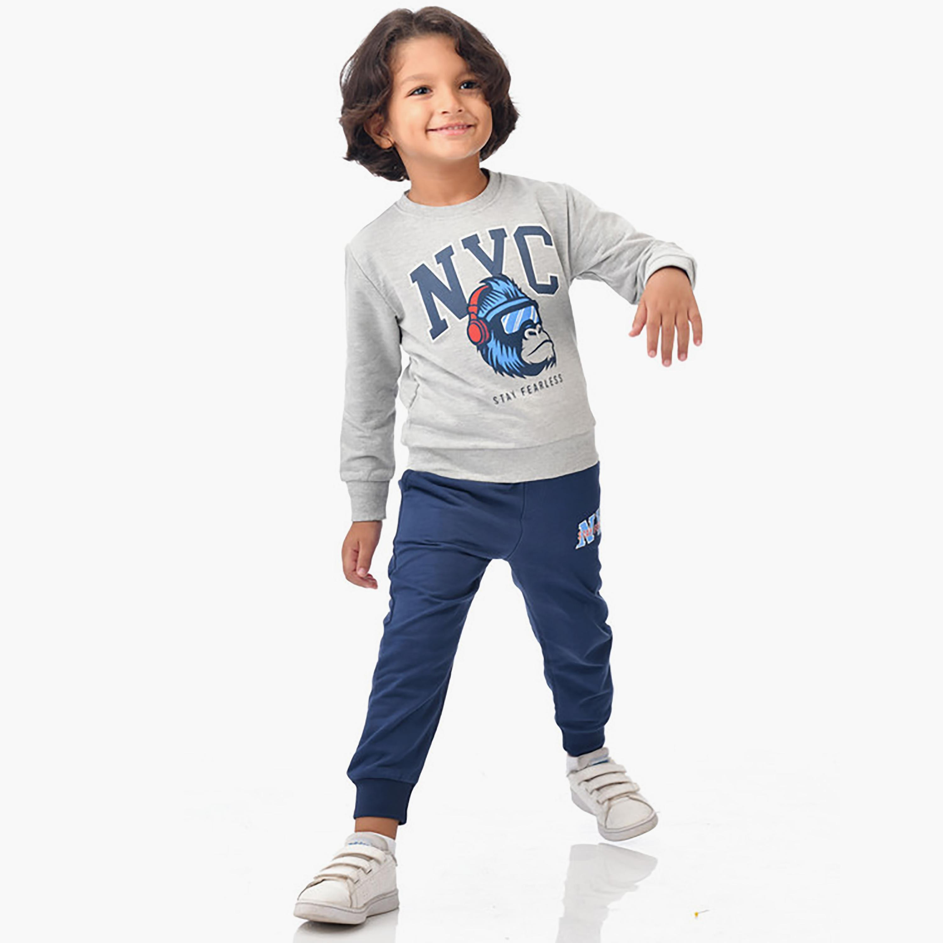 تي شيرت مطبوع بأكمام طويلة مع بنطال ركض قطعتين من فيكتور اند جين-baby-boys-clothing-winterwear-setsandcoords-image-2