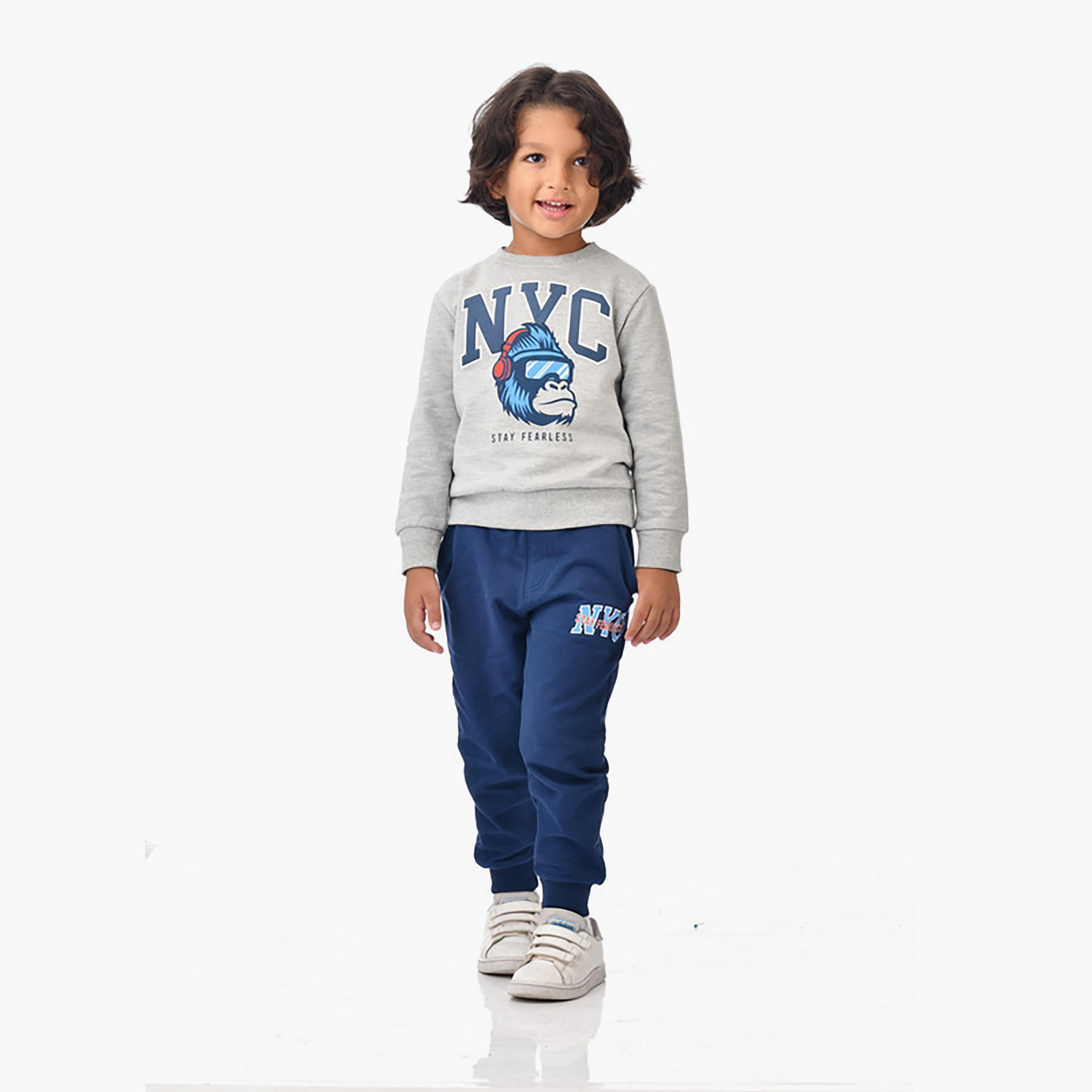 تي شيرت مطبوع بأكمام طويلة مع بنطال ركض قطعتين من فيكتور اند جين-baby-boys-clothing-winterwear-setsandcoords-image-3