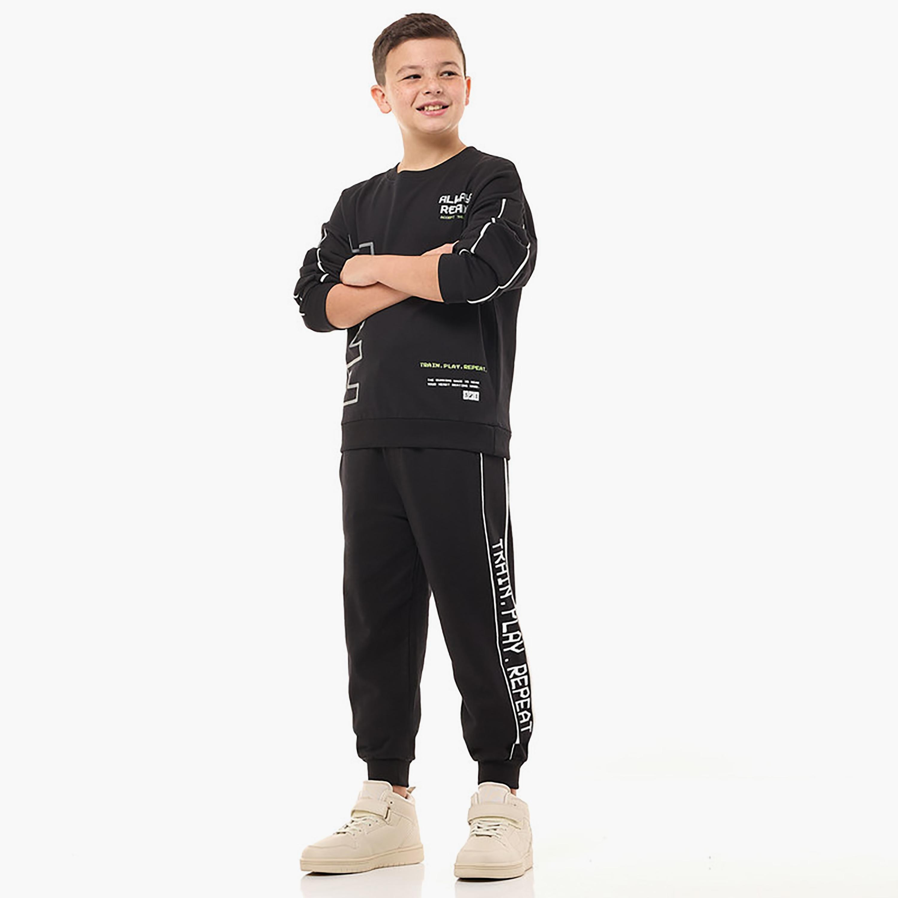 سويت شيرت بأكمام طويلة مطبوع  مع بنطال ركض قطعتين من فيكتور اند جين-cpkids-clothing-boys-winterwear-sets-image-2