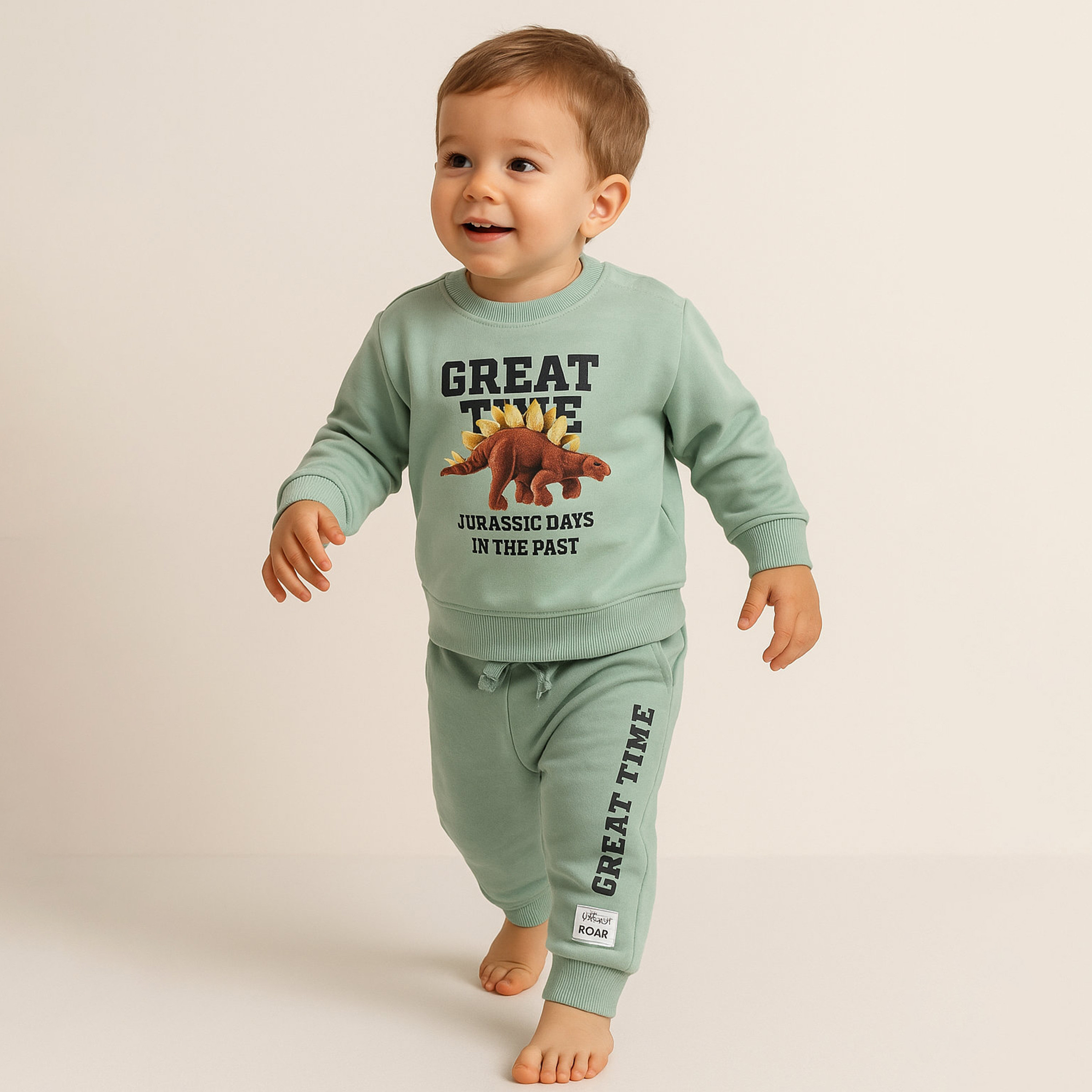 طقم من قطعتين سويت شيرت وبنطلون رياضي بطبعة جراسيك دايز من فيكتور اند جين-baby-boys-clothing-winterwear-setsandcoords-image-1