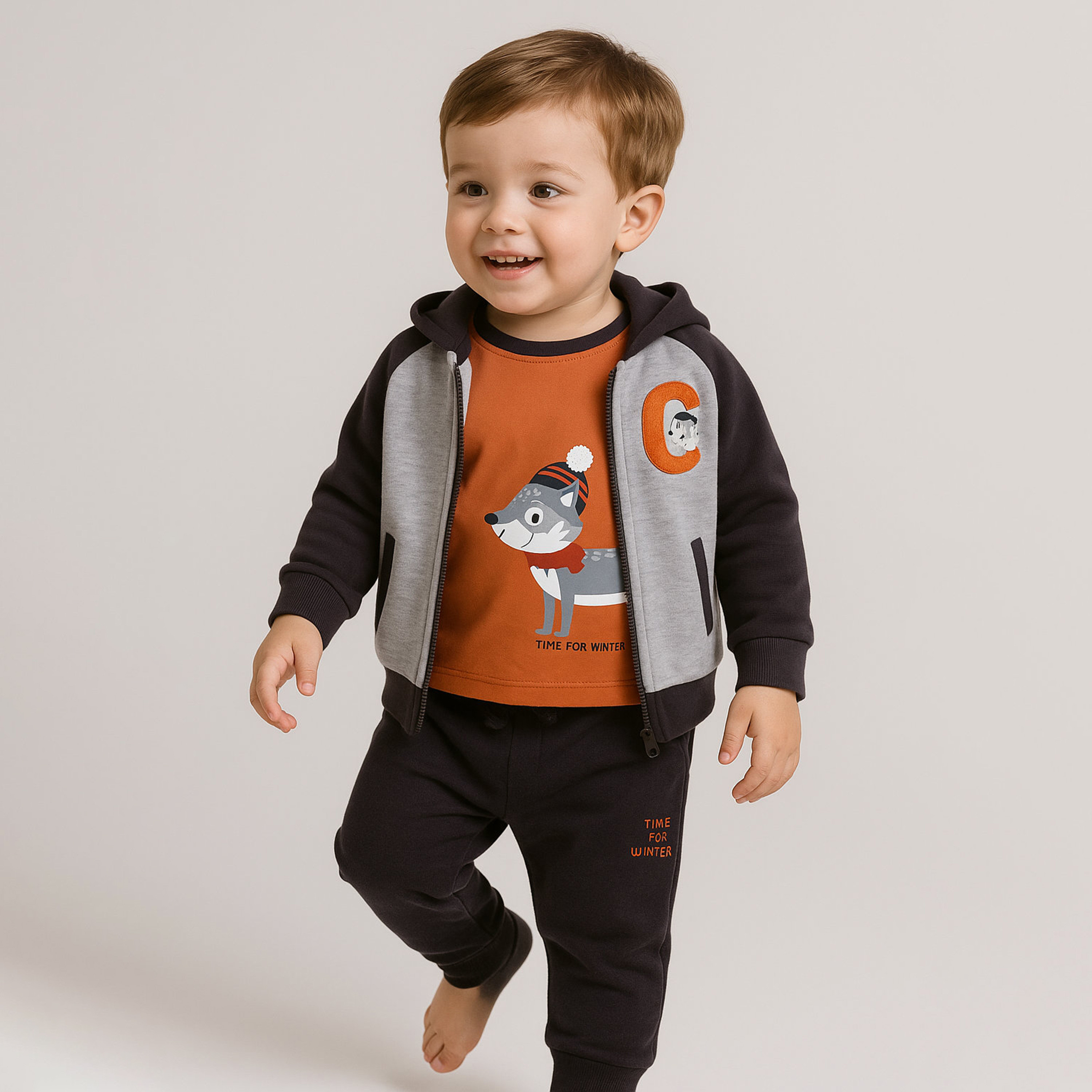 طقم من 3 قطع هودي وبنطلون رياضي وبلوزة بطبعة تايم فور وينتر من فيكتور اند جين-boys-clothing-setsandcoords-image-1