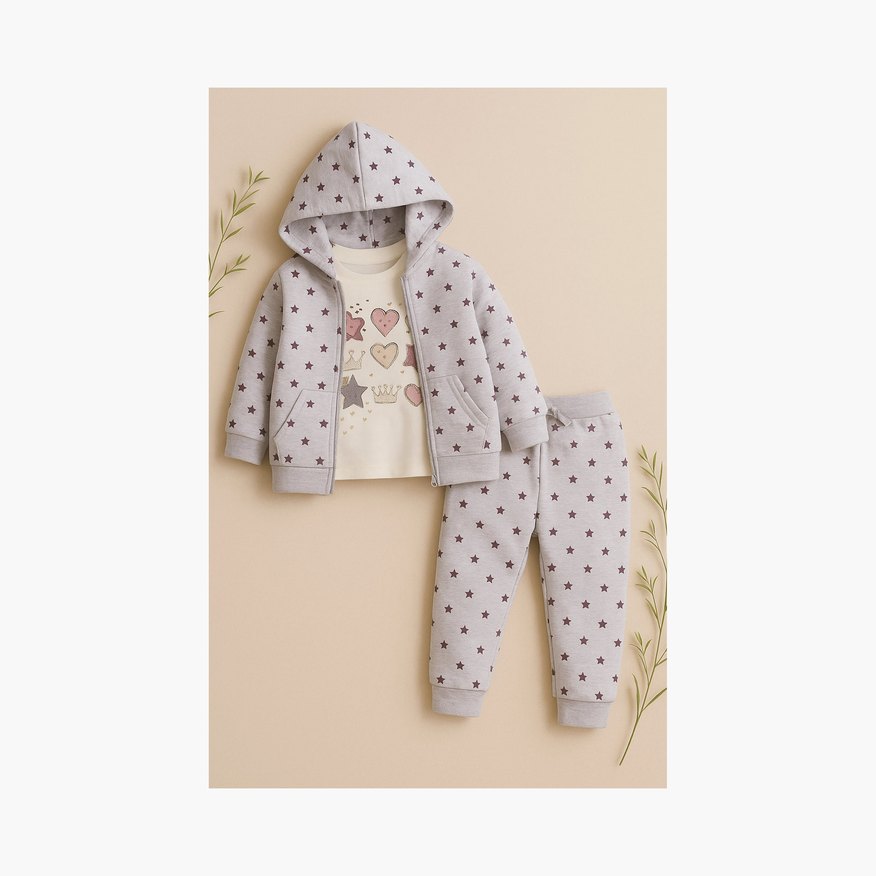 طقم من 3 قطع جاكيت وبنطلون رياضي وبلوزة بطبعة قلوب ونجوم من فيكتور اند جين-girls-clothing-winterwear-setsandcoords-image-6