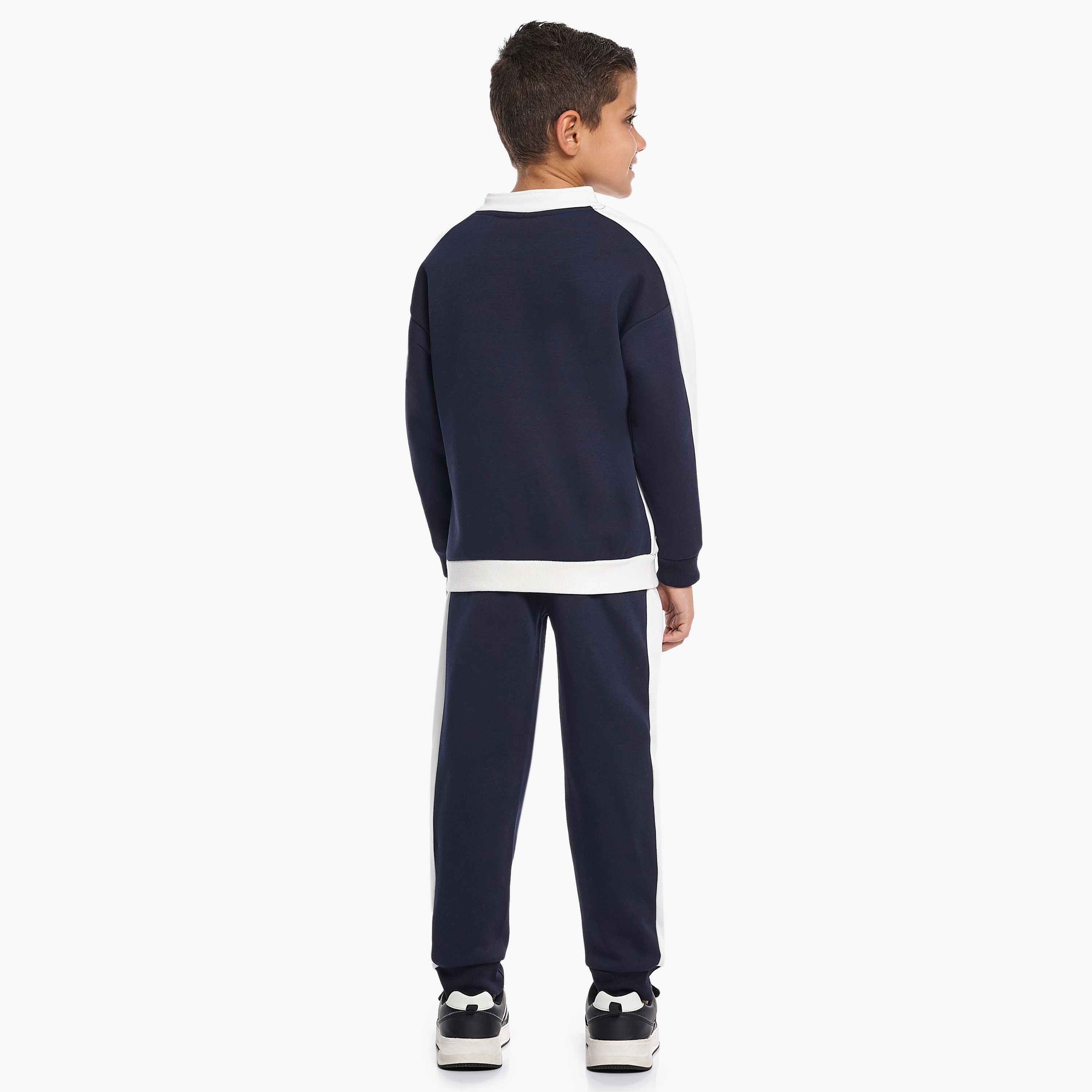 طقم من قطعتين سويت شيرت وبنطلون رياضي بطبعة من فيكتور اند جين-baby-boys-clothing-winterwear-setsandcoords-image-2