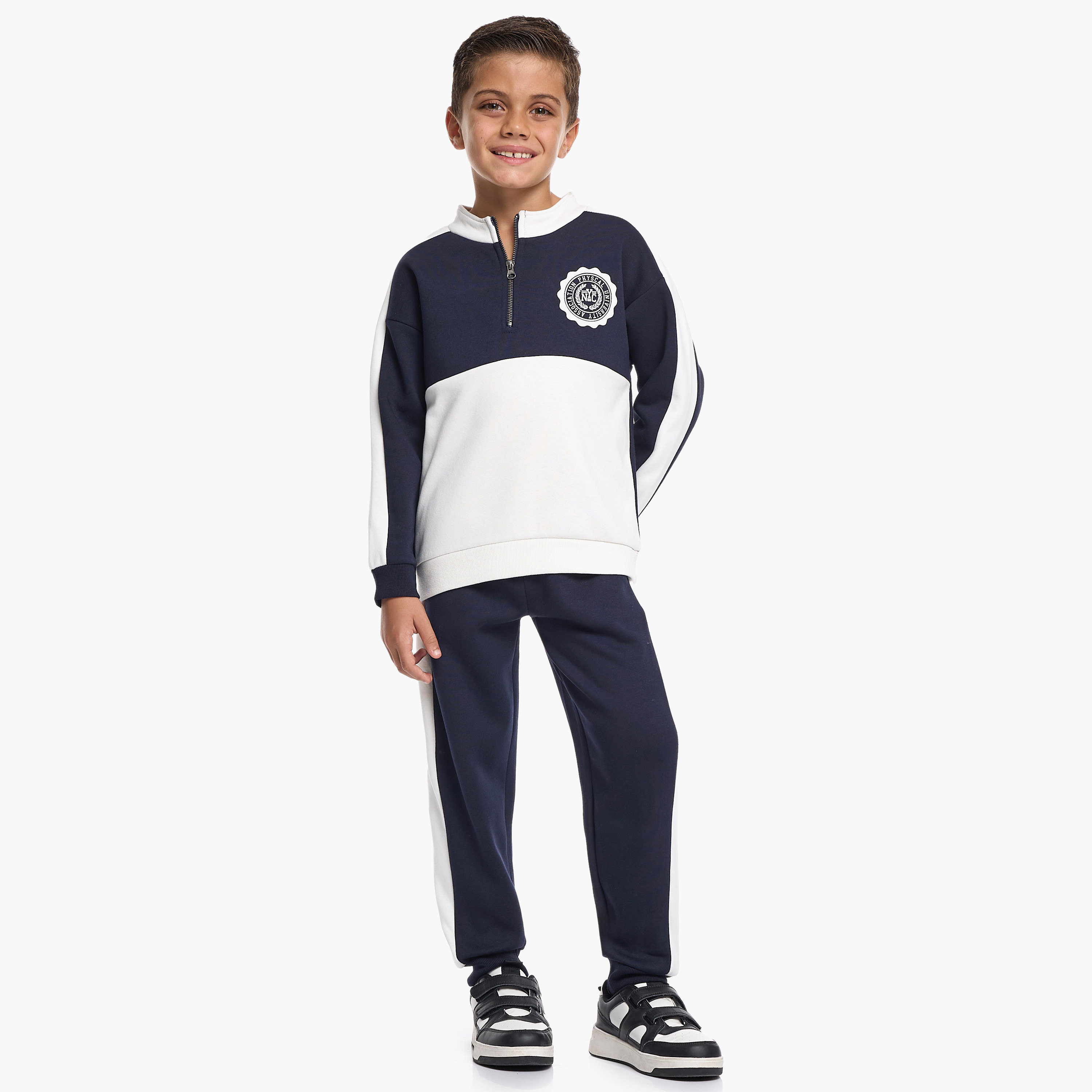 طقم من قطعتين سويت شيرت وبنطلون رياضي بطبعة من فيكتور اند جين-baby-boys-clothing-winterwear-setsandcoords-image-3
