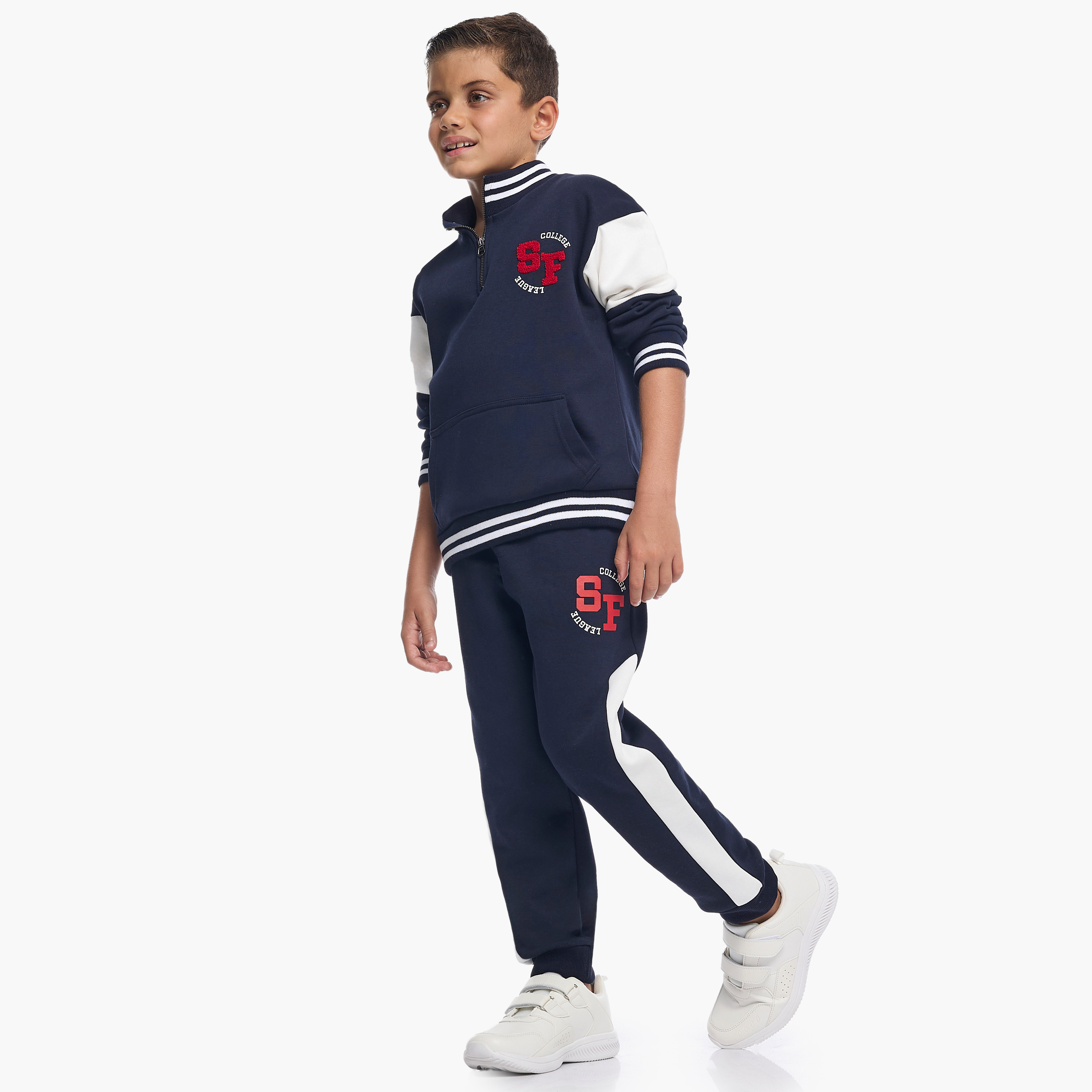 طقم من قطعتين سويت شيرت بطبعة فارستي بسحاب عند الرقبة وبنطلون رياضي من فيكتور اند جين-baby-boys-clothing-winterwear-setsandcoords-image-2