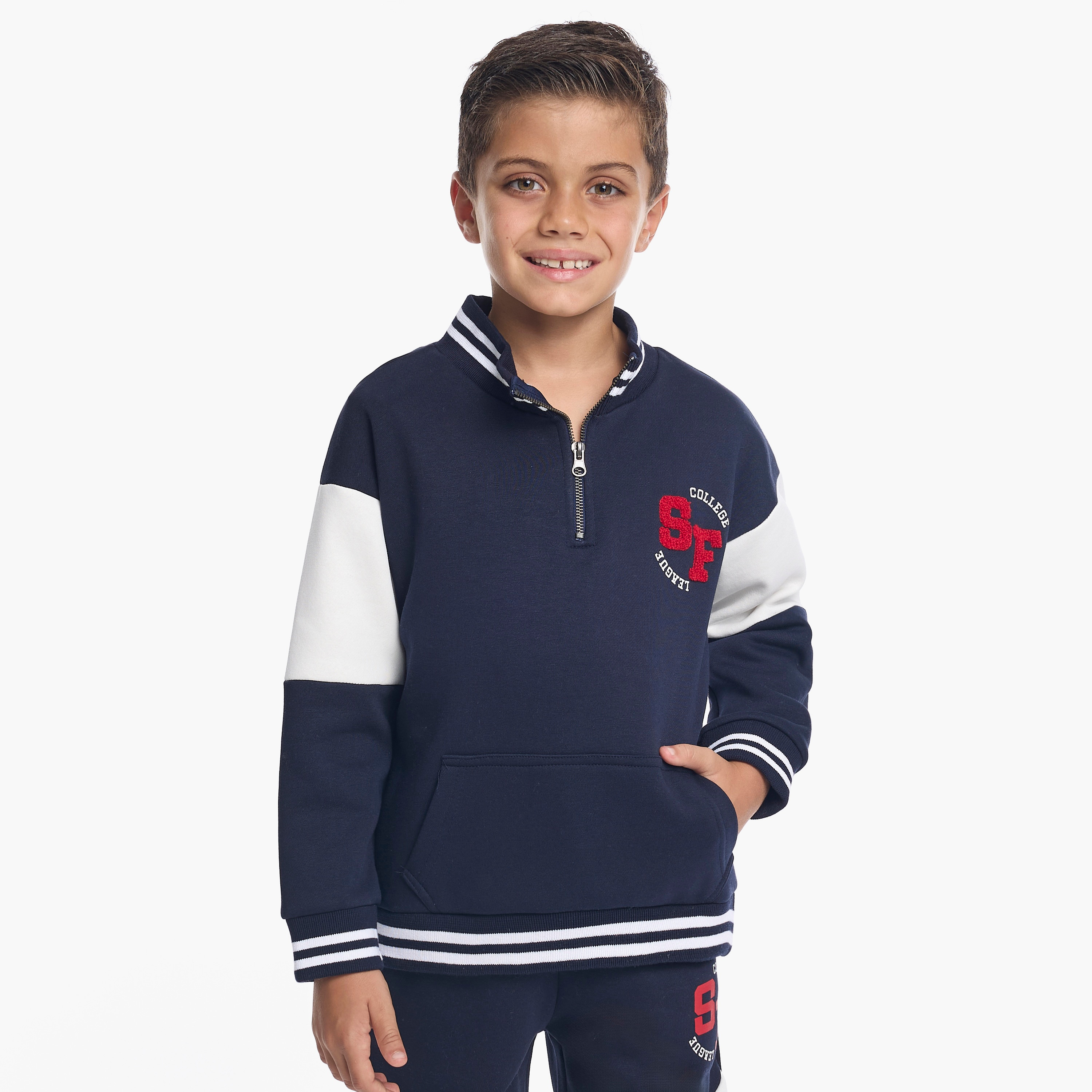 طقم من قطعتين سويت شيرت بطبعة فارستي بسحاب عند الرقبة وبنطلون رياضي من فيكتور اند جين-baby-boys-clothing-winterwear-setsandcoords-image-4