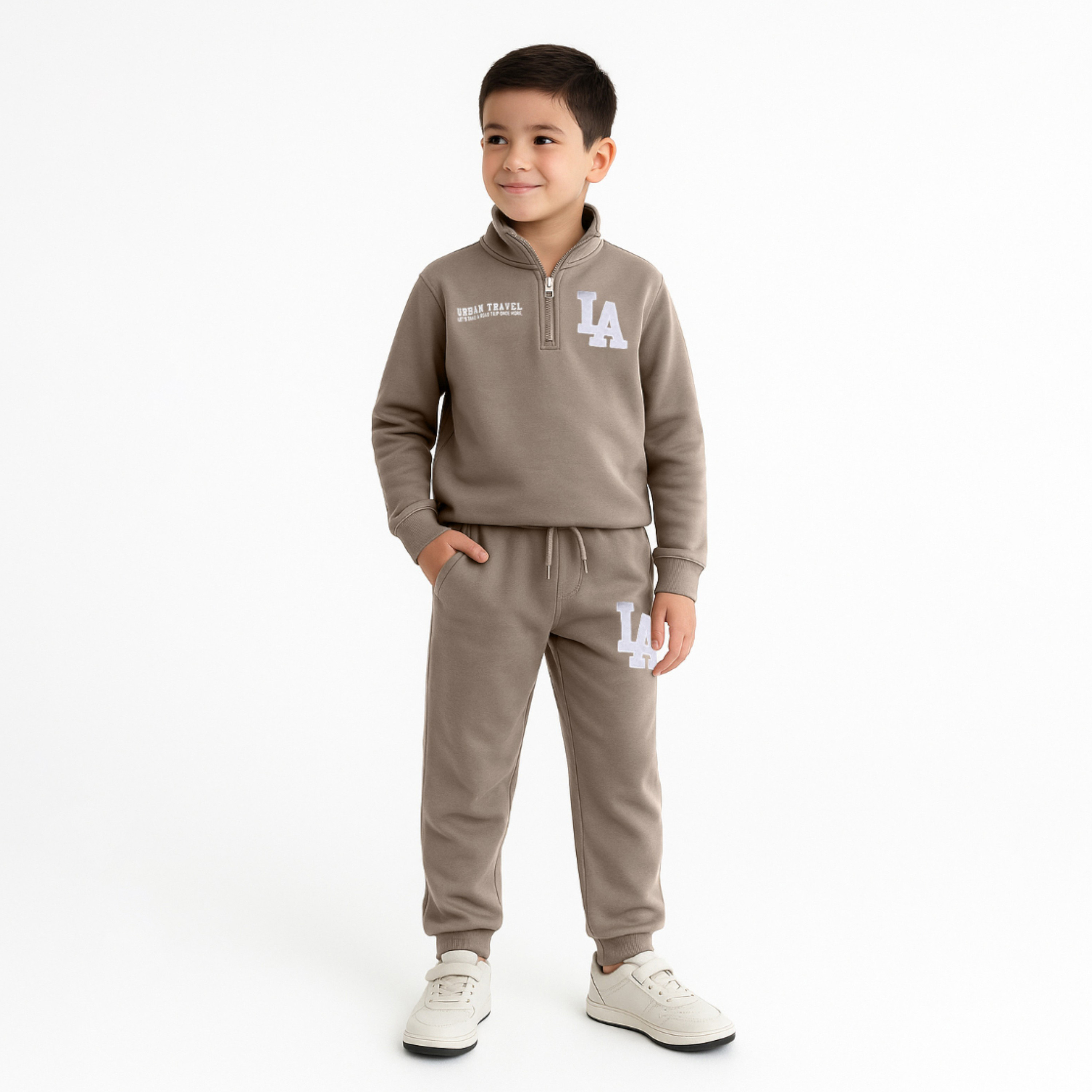 طقم من قطعتين سويت شيرت بطبعة إل إيه بسحاب عند الرقبة وبنطلون رياضي من فيكتور اند جين-baby-boys-clothing-winterwear-setsandcoords-image-6