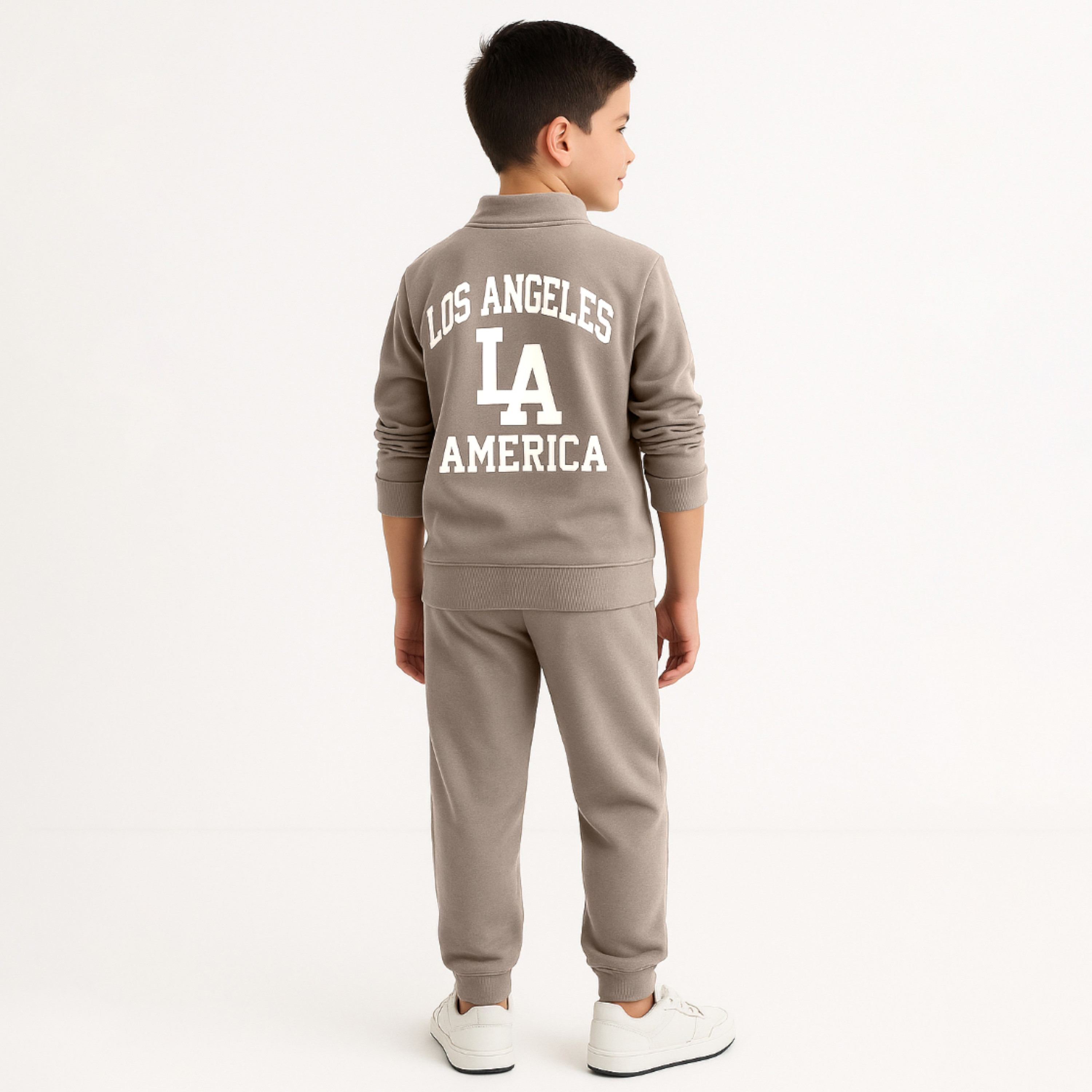 طقم من قطعتين سويت شيرت بطبعة إل إيه بسحاب عند الرقبة وبنطلون رياضي من فيكتور اند جين-baby-boys-clothing-winterwear-setsandcoords-image-5