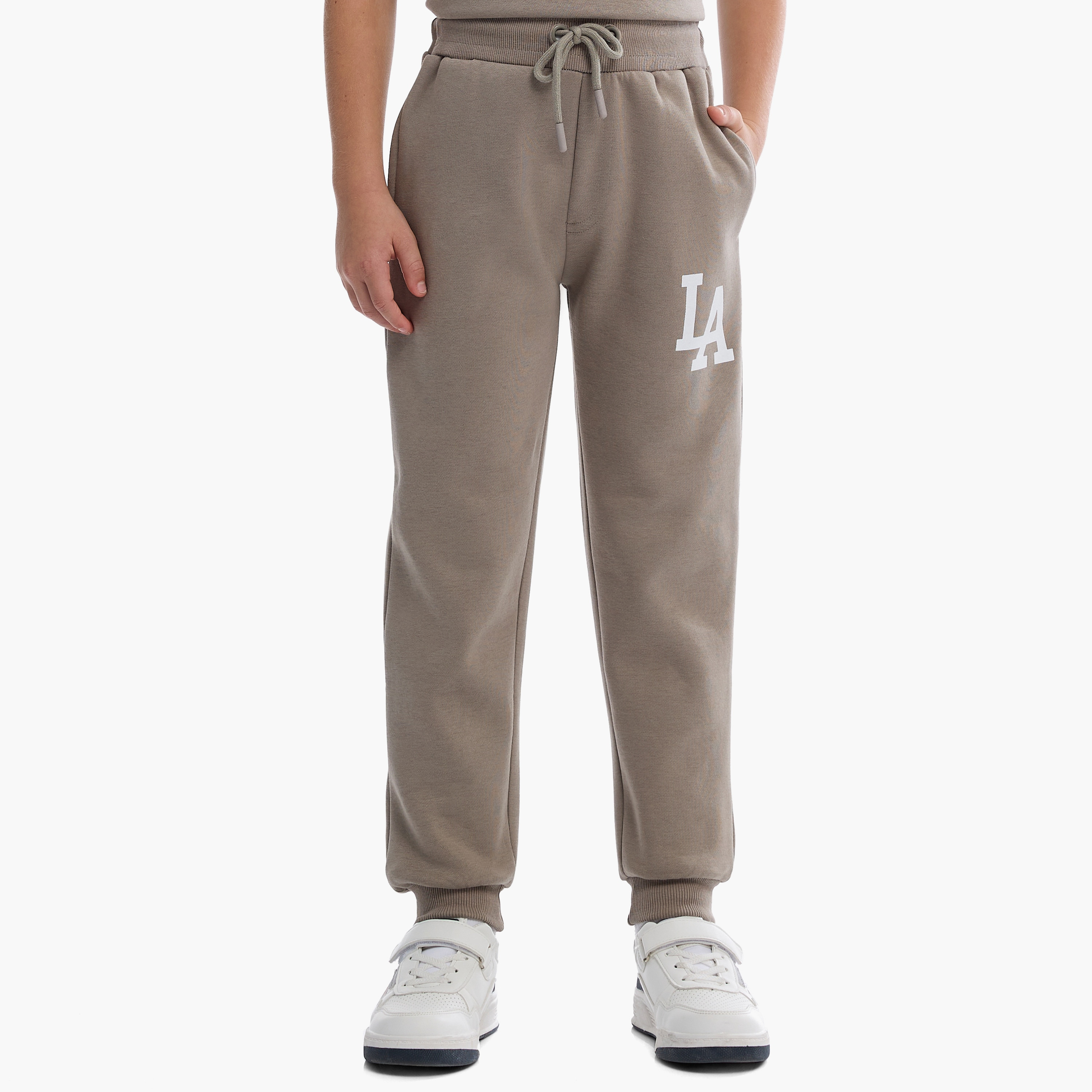 طقم من قطعتين سويت شيرت بطبعة إل إيه بسحاب عند الرقبة وبنطلون رياضي من فيكتور اند جين-baby-boys-clothing-winterwear-setsandcoords-image-4