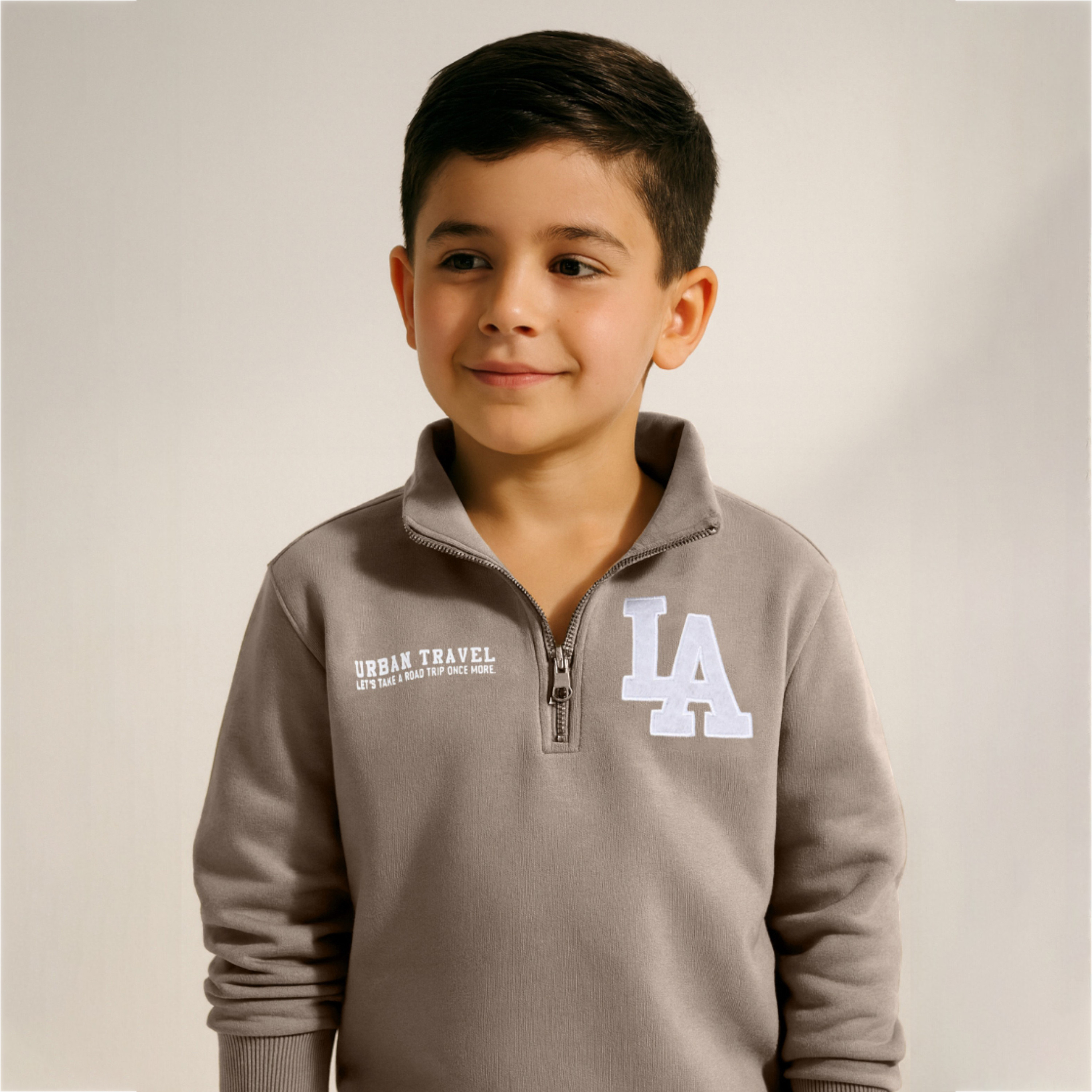 طقم من قطعتين سويت شيرت بطبعة إل إيه بسحاب عند الرقبة وبنطلون رياضي من فيكتور اند جين-baby-boys-clothing-winterwear-setsandcoords-image-3