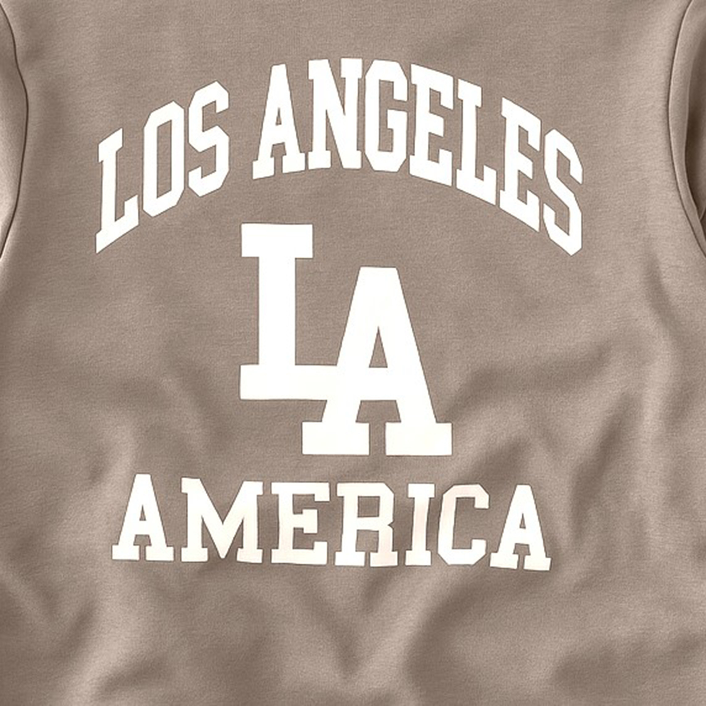 طقم من قطعتين سويت شيرت بطبعة إل إيه بسحاب عند الرقبة وبنطلون رياضي من فيكتور اند جين-baby-boys-clothing-winterwear-setsandcoords-image-1