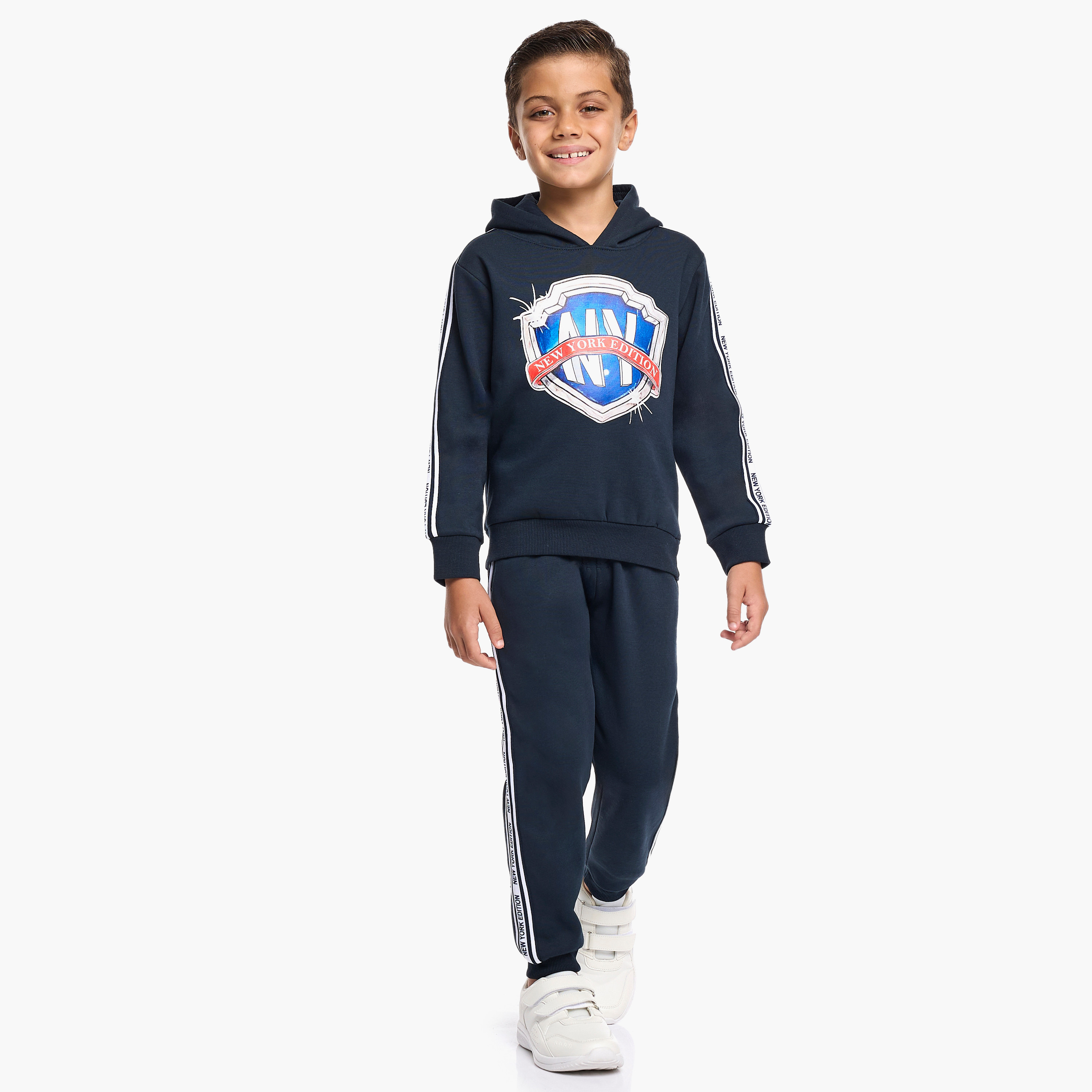 طقم من قطعتين هودي بطبعة شعار وبنطلون رياضي من فيكتور اند جين-boys-clothing-setsandcoords-image-1