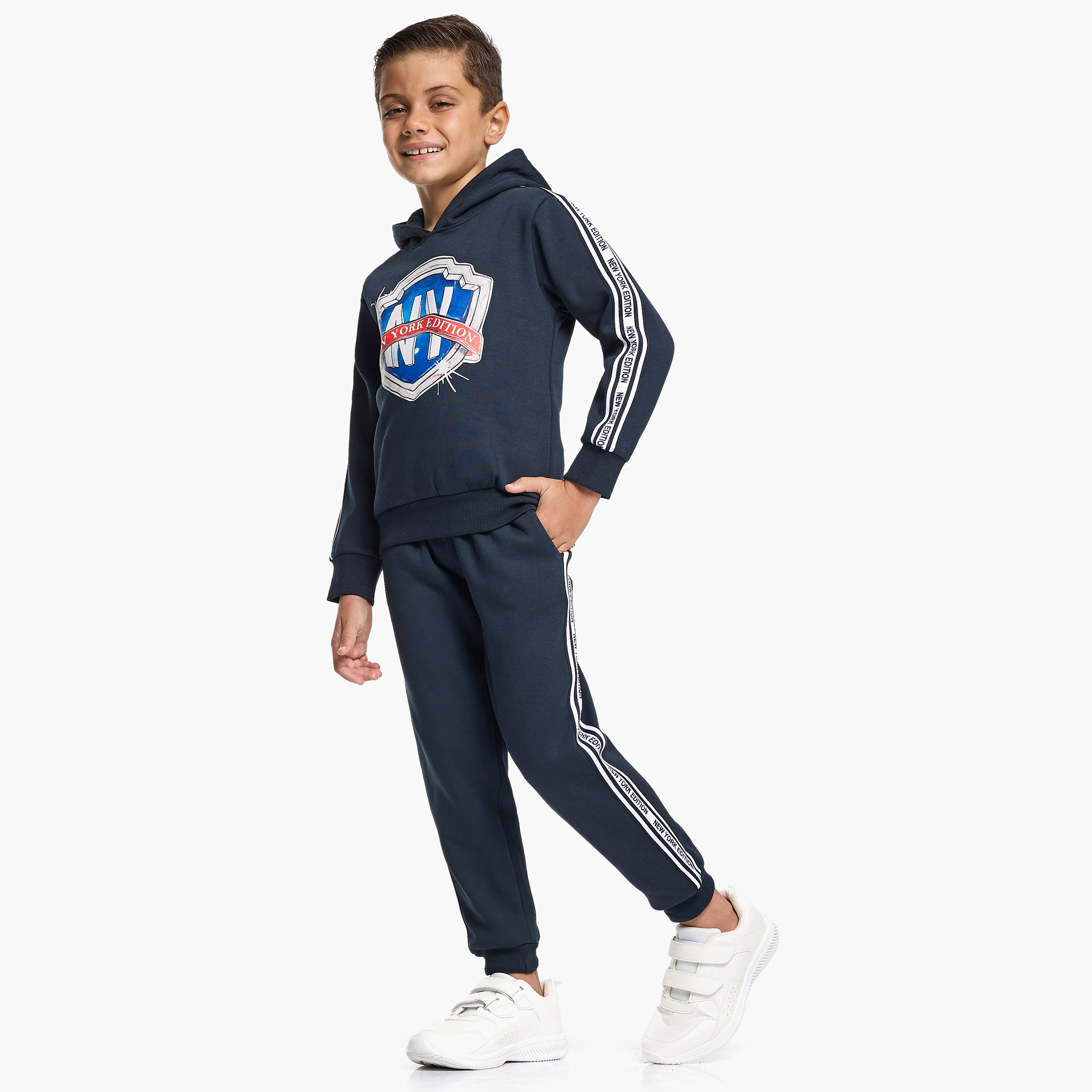 طقم من قطعتين هودي بطبعة شعار وبنطلون رياضي من فيكتور اند جين-boys-clothing-setsandcoords-image-2