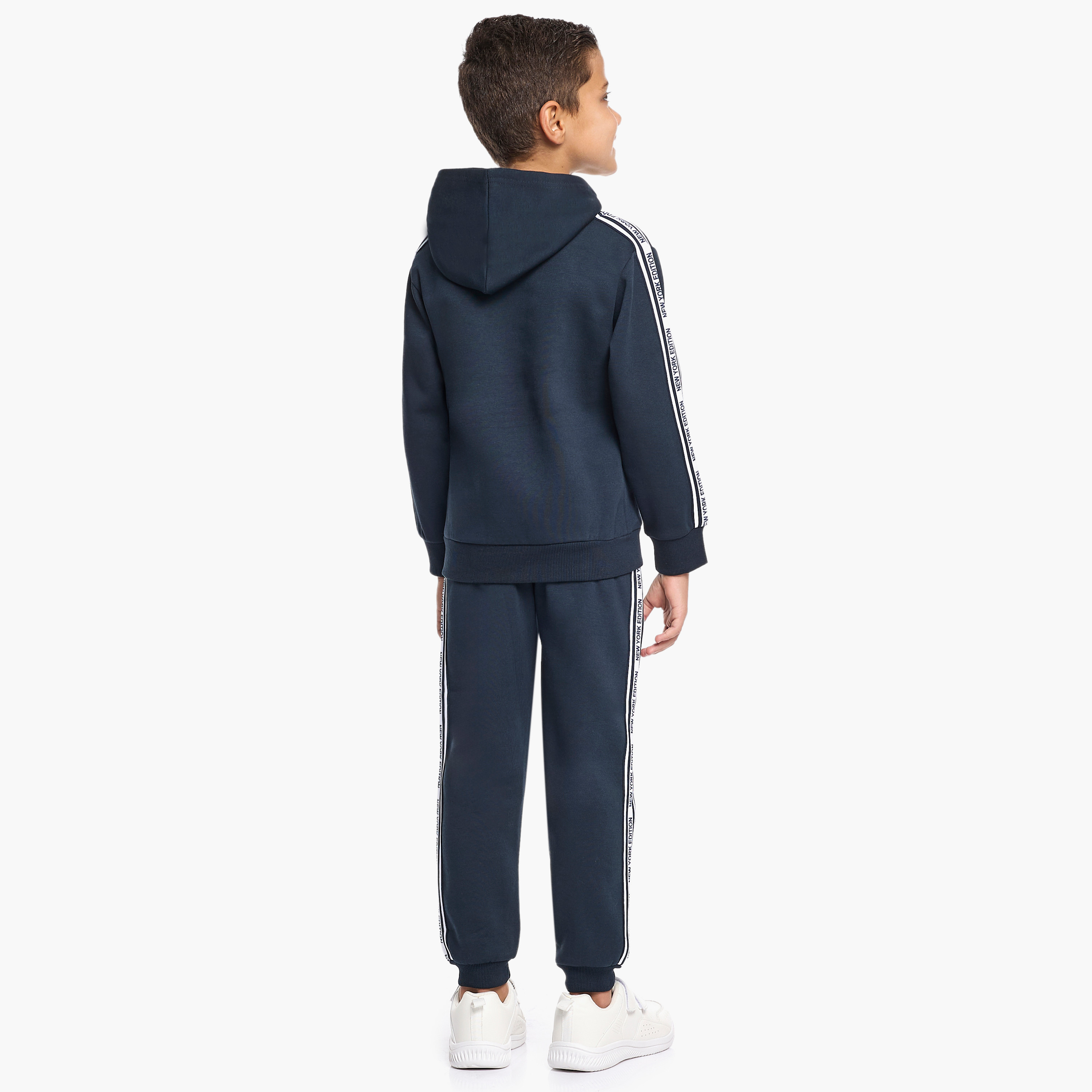 طقم من قطعتين هودي بطبعة شعار وبنطلون رياضي من فيكتور اند جين-boys-clothing-setsandcoords-image-3