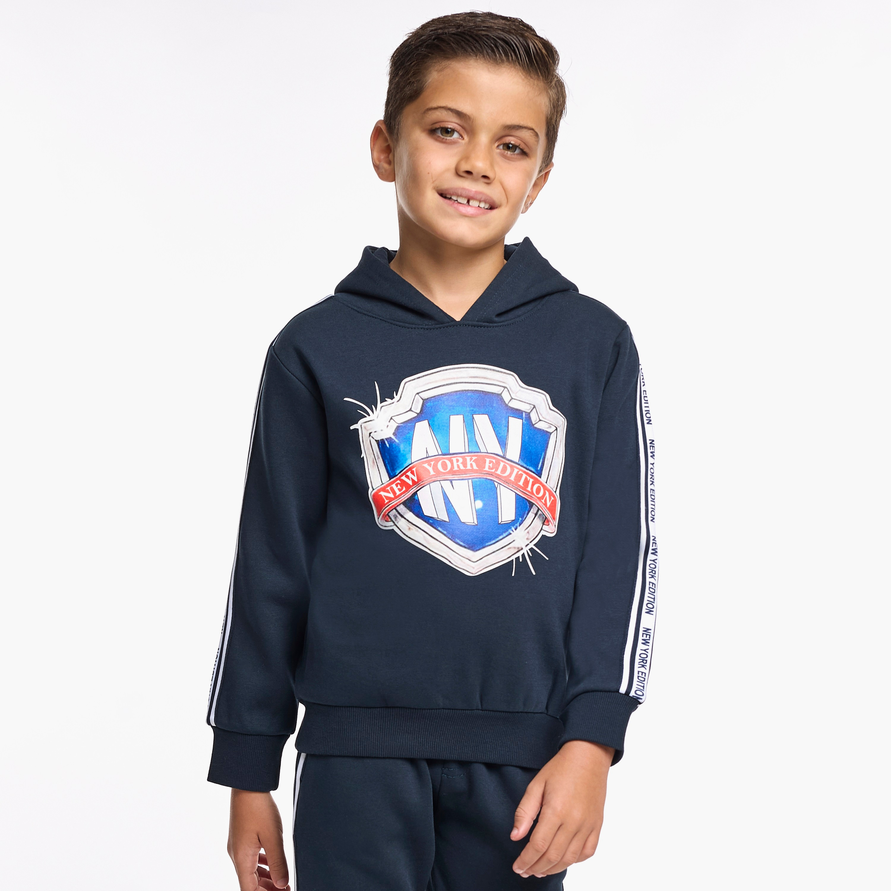 طقم من قطعتين هودي بطبعة شعار وبنطلون رياضي من فيكتور اند جين-boys-clothing-setsandcoords-image-4