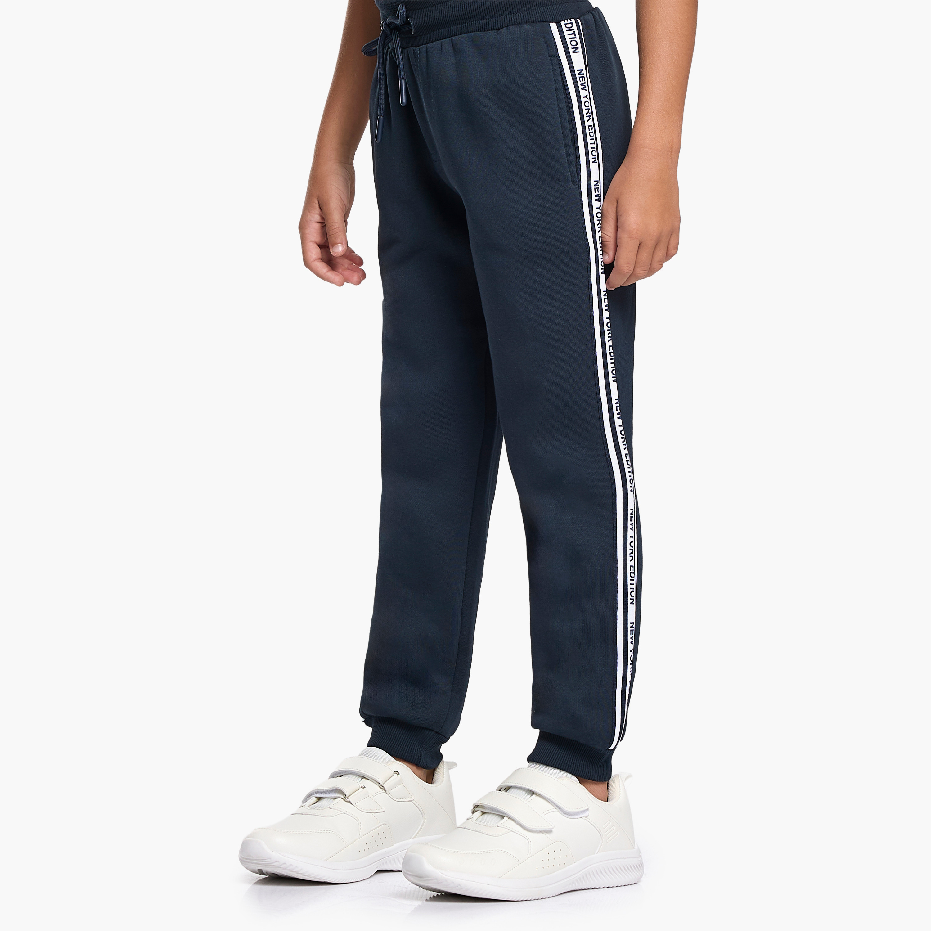 طقم من قطعتين هودي بطبعة شعار وبنطلون رياضي من فيكتور اند جين-boys-clothing-setsandcoords-image-5
