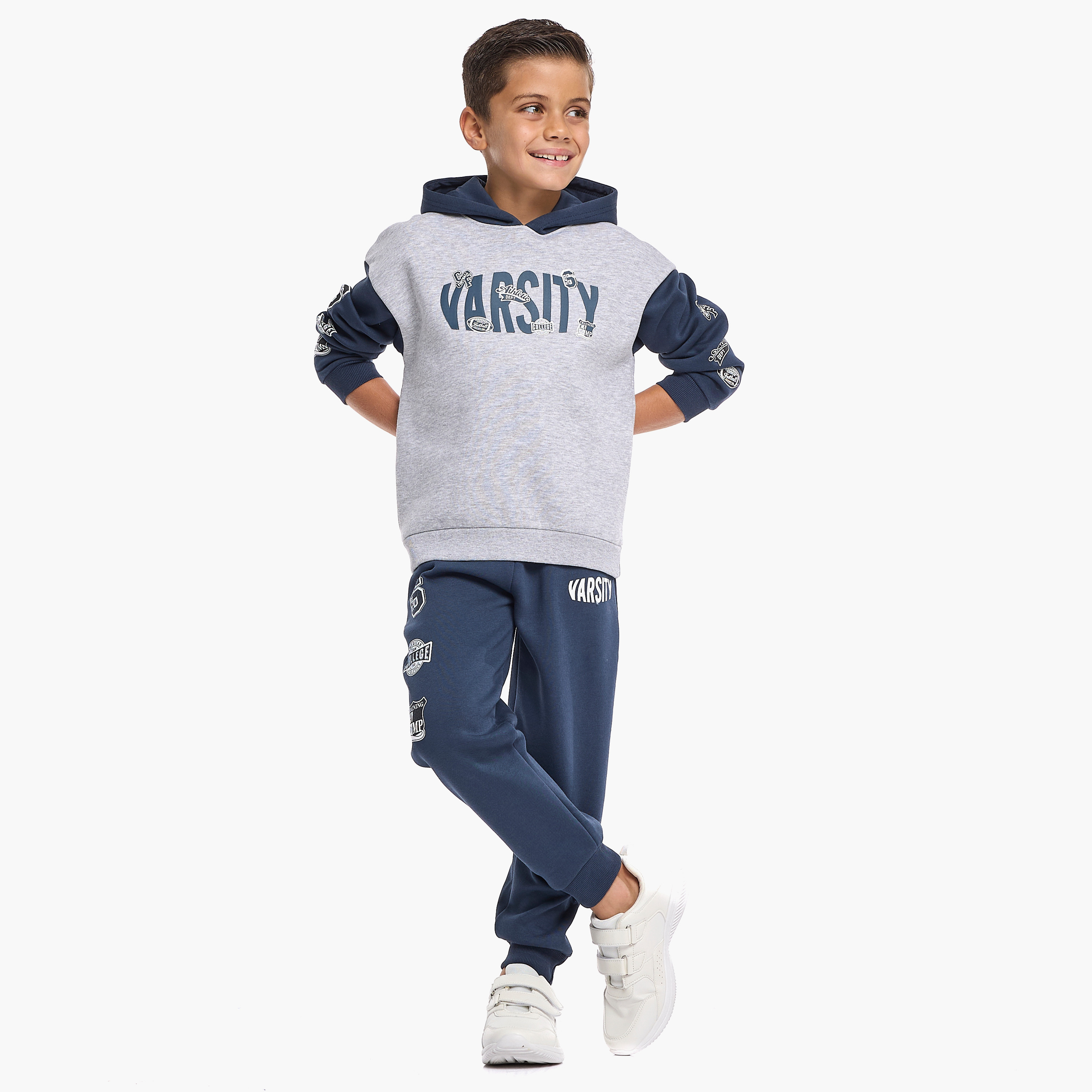 طقم من قطعتين هودي وبنطلون رياضي بطبعة فارستي من فيكتور اند جين-baby-boys-clothing-winterwear-setsandcoords-image-1