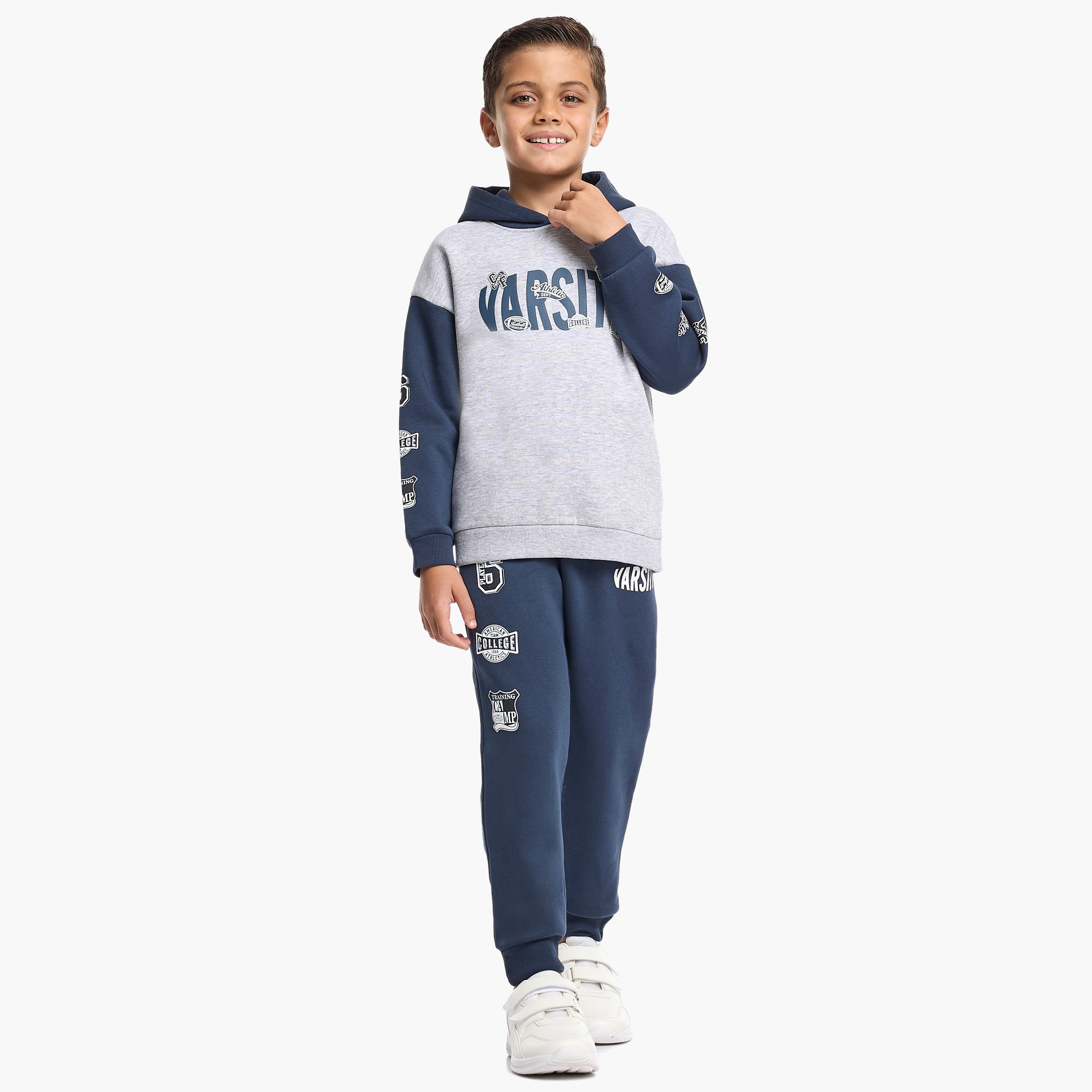 طقم من قطعتين هودي وبنطلون رياضي بطبعة فارستي من فيكتور اند جين-baby-boys-clothing-winterwear-setsandcoords-image-2