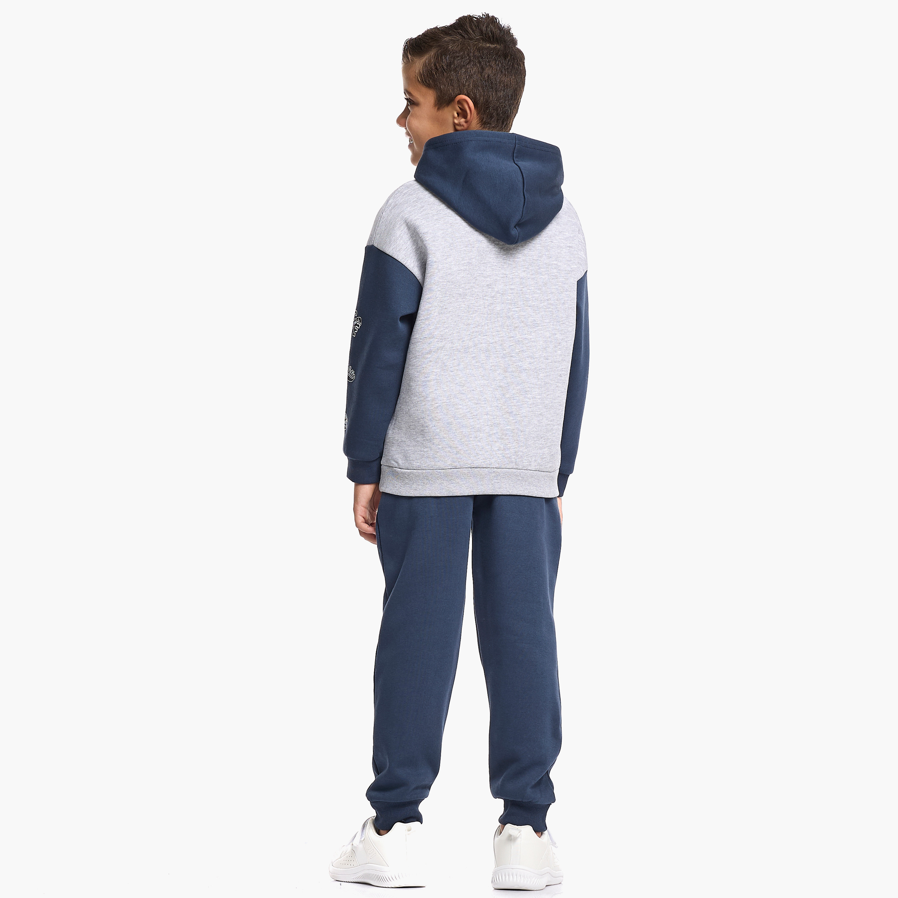 طقم من قطعتين هودي وبنطلون رياضي بطبعة فارستي من فيكتور اند جين-baby-boys-clothing-winterwear-setsandcoords-image-3