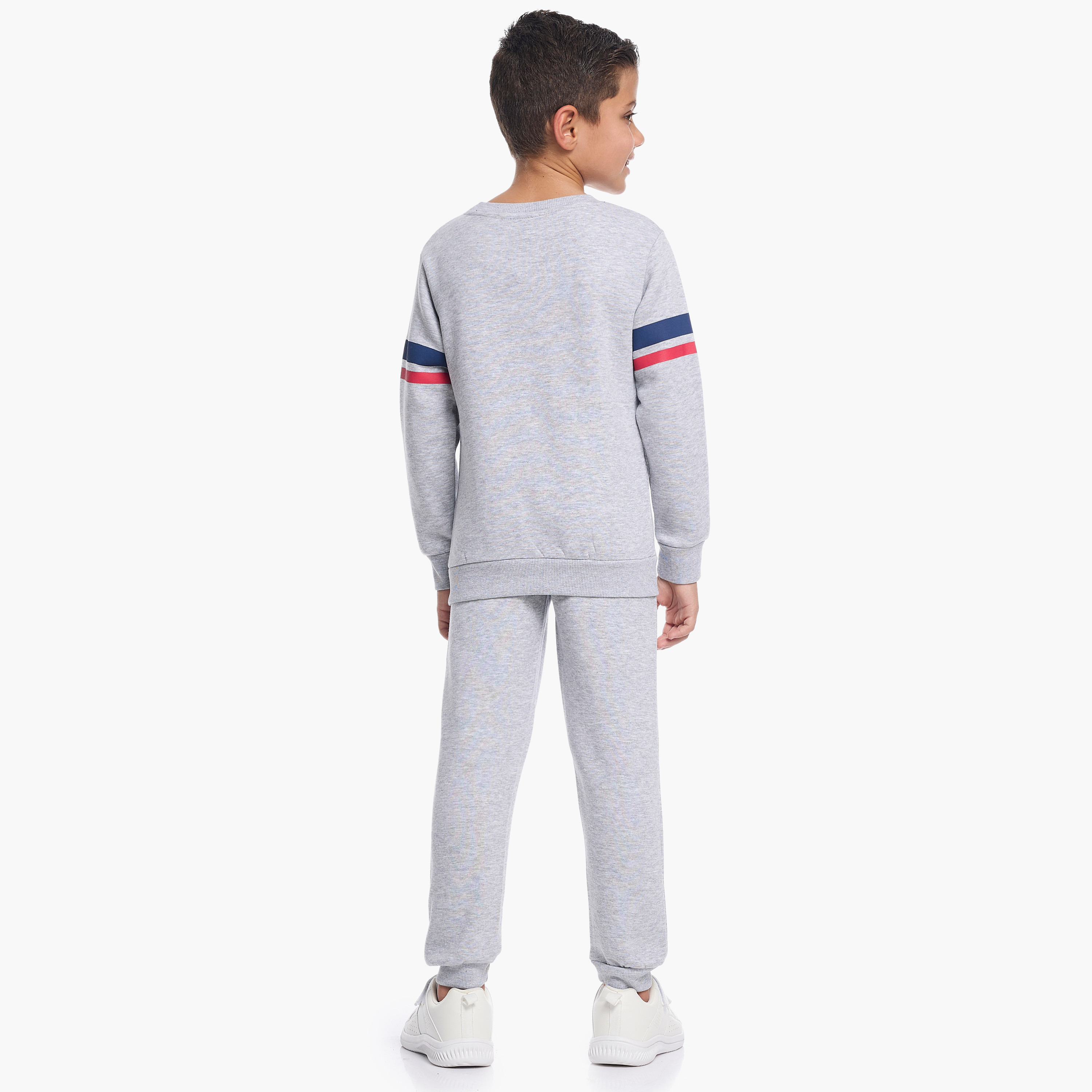 طقم من قطعتين سويت شيرت وبنطلون رياضي بطبعة من فيكتور اند جين-baby-boys-clothing-winterwear-setsandcoords-image-2