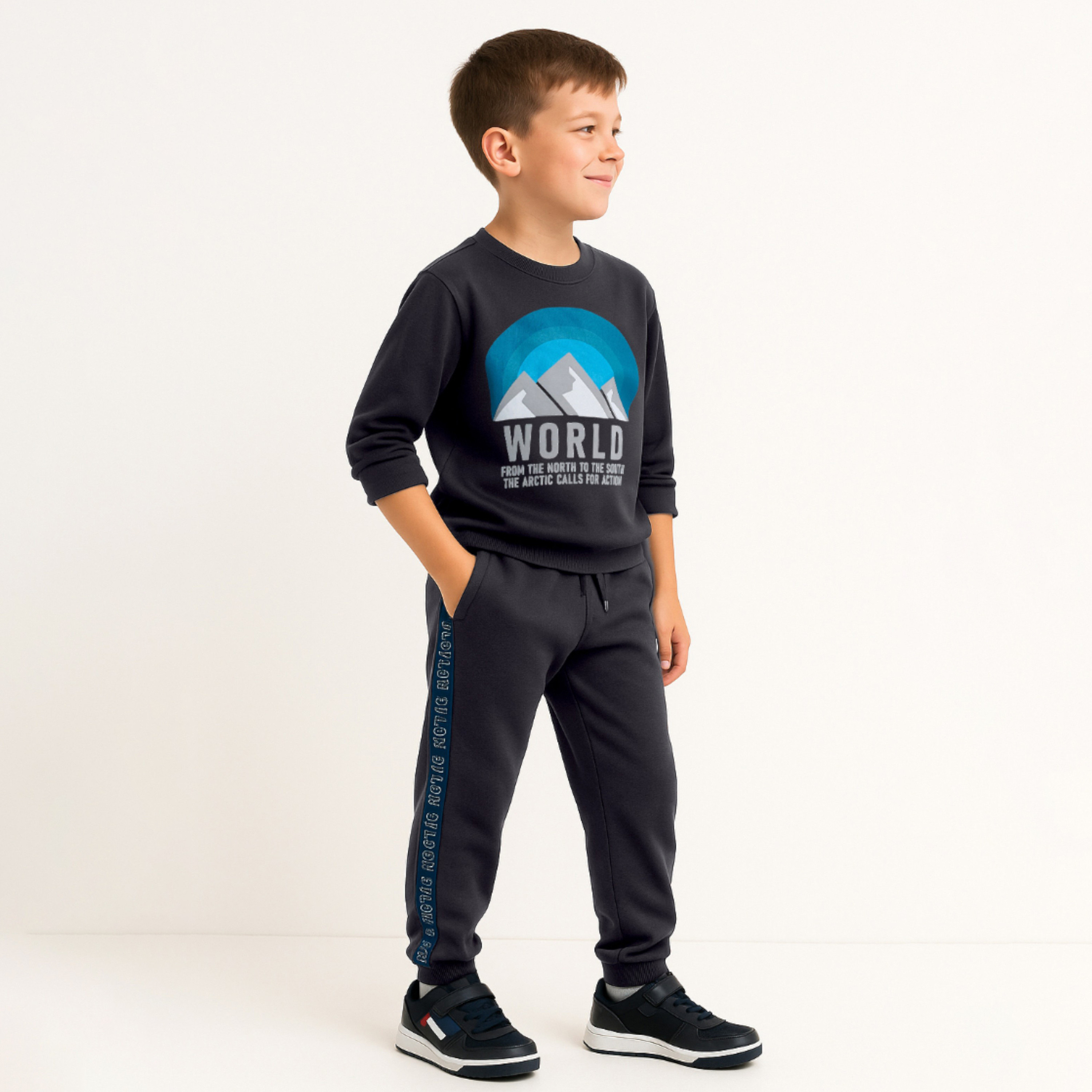 طقم من قطعتين سويت شيرت وبنطلون رياضي بطبعة أدفنشر من فيكتور اند جين-baby-boys-clothing-winterwear-setsandcoords-image-2