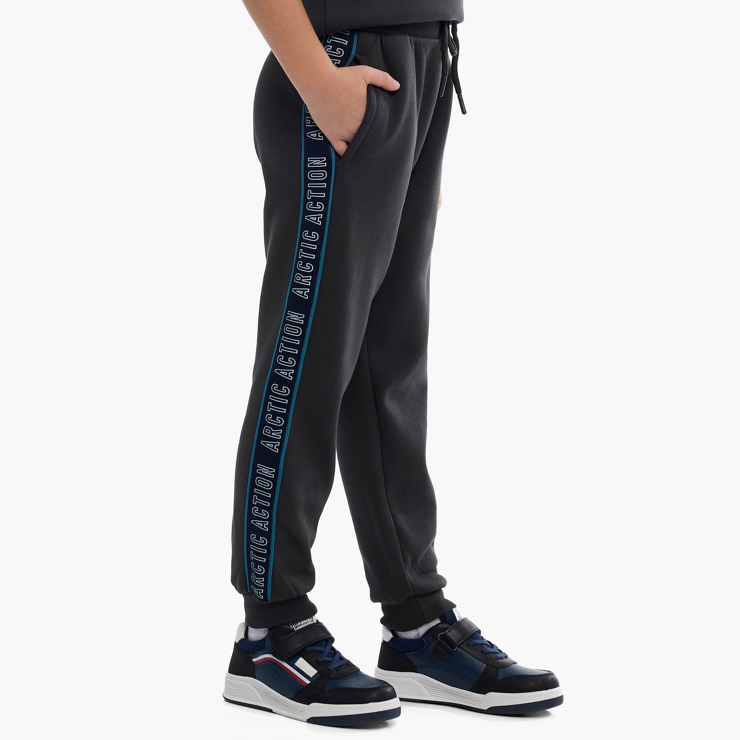 طقم من قطعتين سويت شيرت وبنطلون رياضي بطبعة أدفنشر من فيكتور اند جين-baby-boys-clothing-winterwear-setsandcoords-image-2