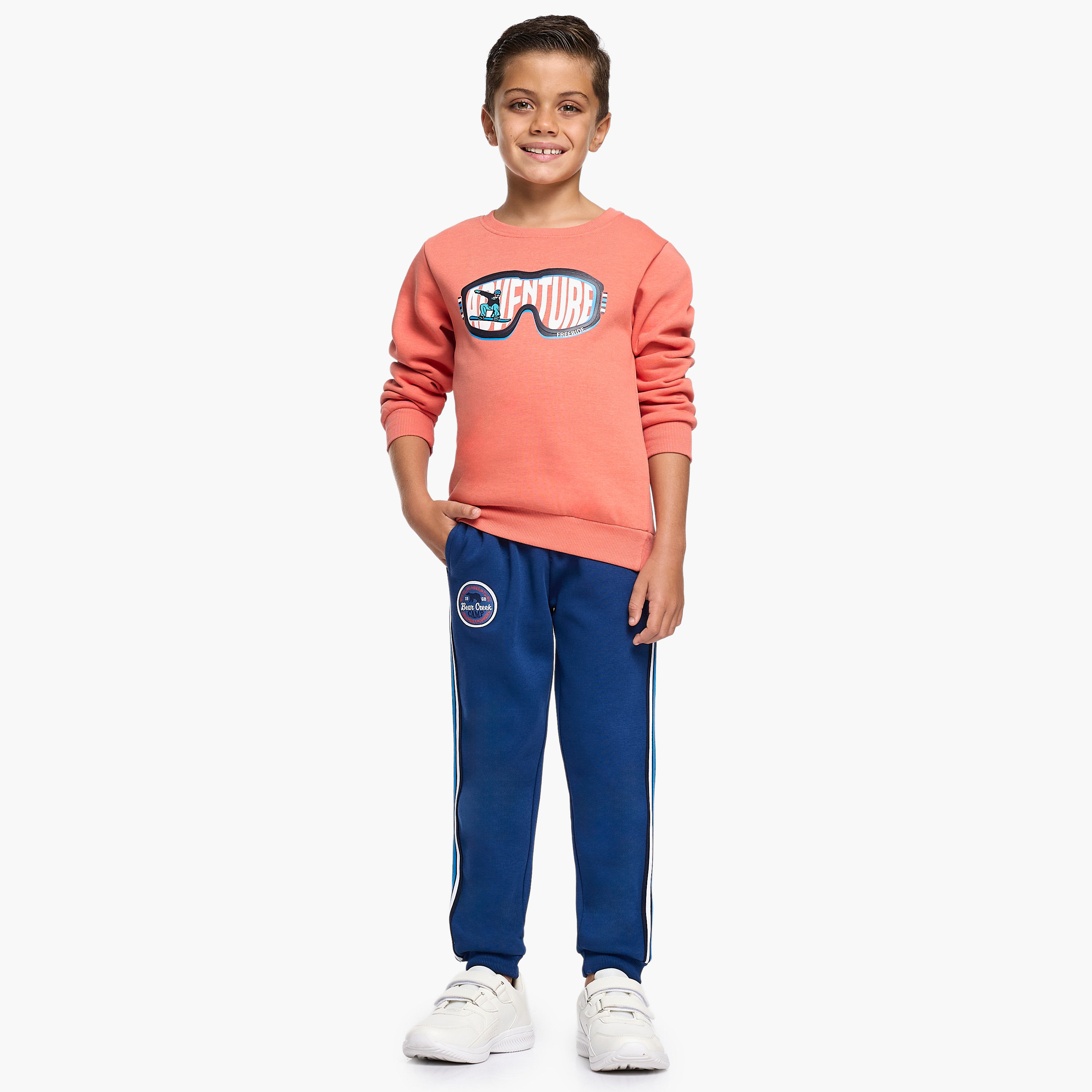 طقم من قطعتين سويت شيرت وبنطلون رياضي بطبعة أدفنشر من فيكتور اند جين-baby-boys-clothing-winterwear-setsandcoords-image-1