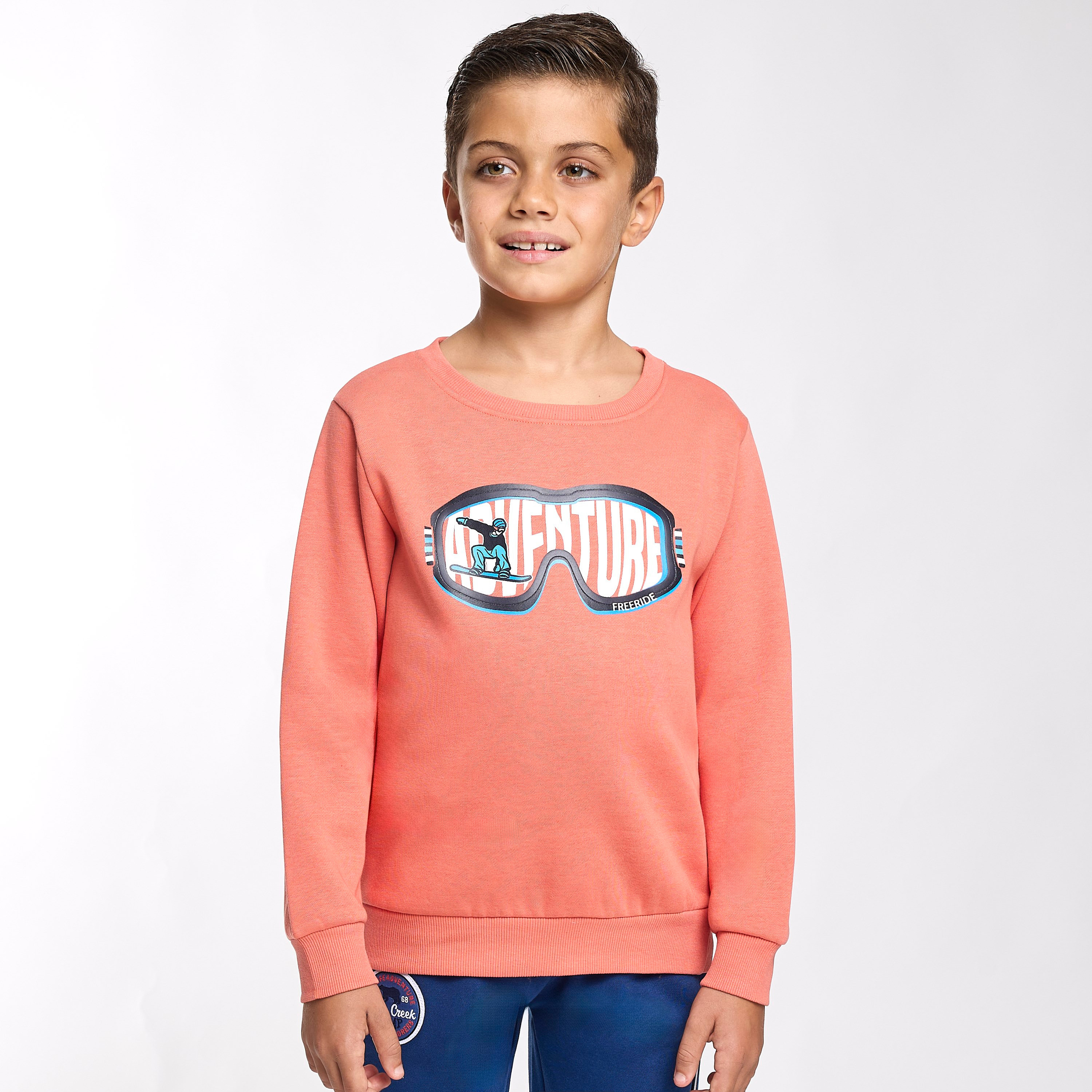 طقم من قطعتين سويت شيرت وبنطلون رياضي بطبعة أدفنشر من فيكتور اند جين-baby-boys-clothing-winterwear-setsandcoords-image-4
