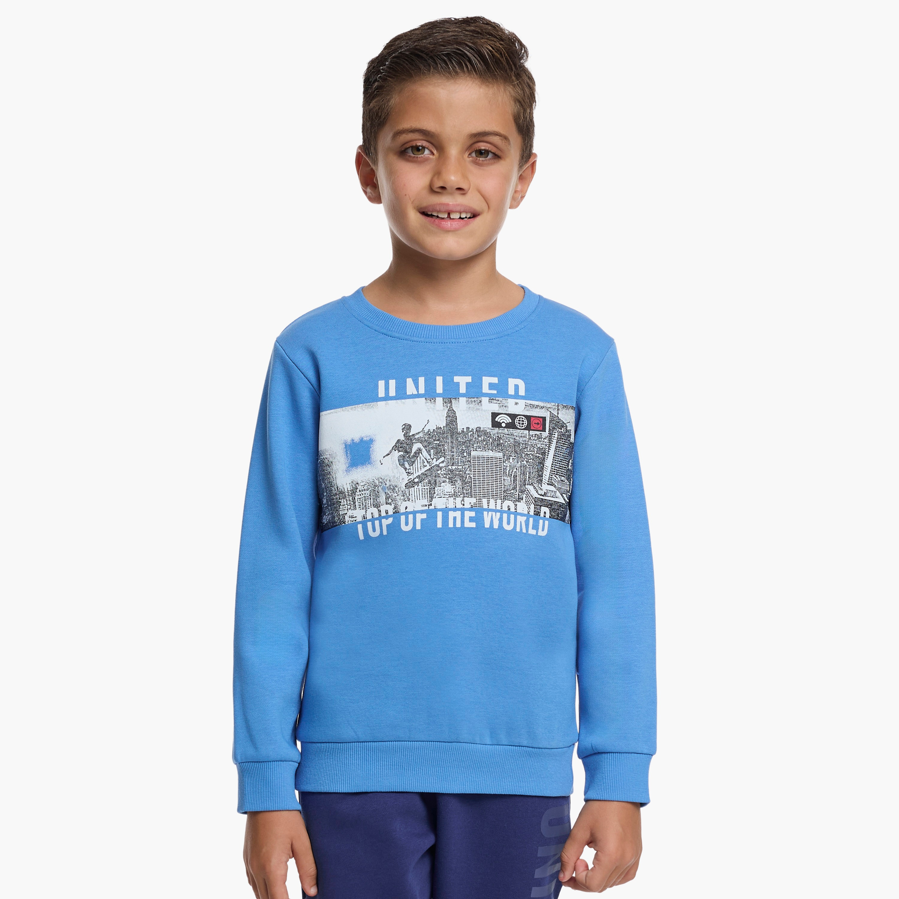 طقم من قطعتين سويت شيرت وبنطلون رياضي بطبعة من فيكتور اند جين-baby-boys-clothing-winterwear-setsandcoords-image-4