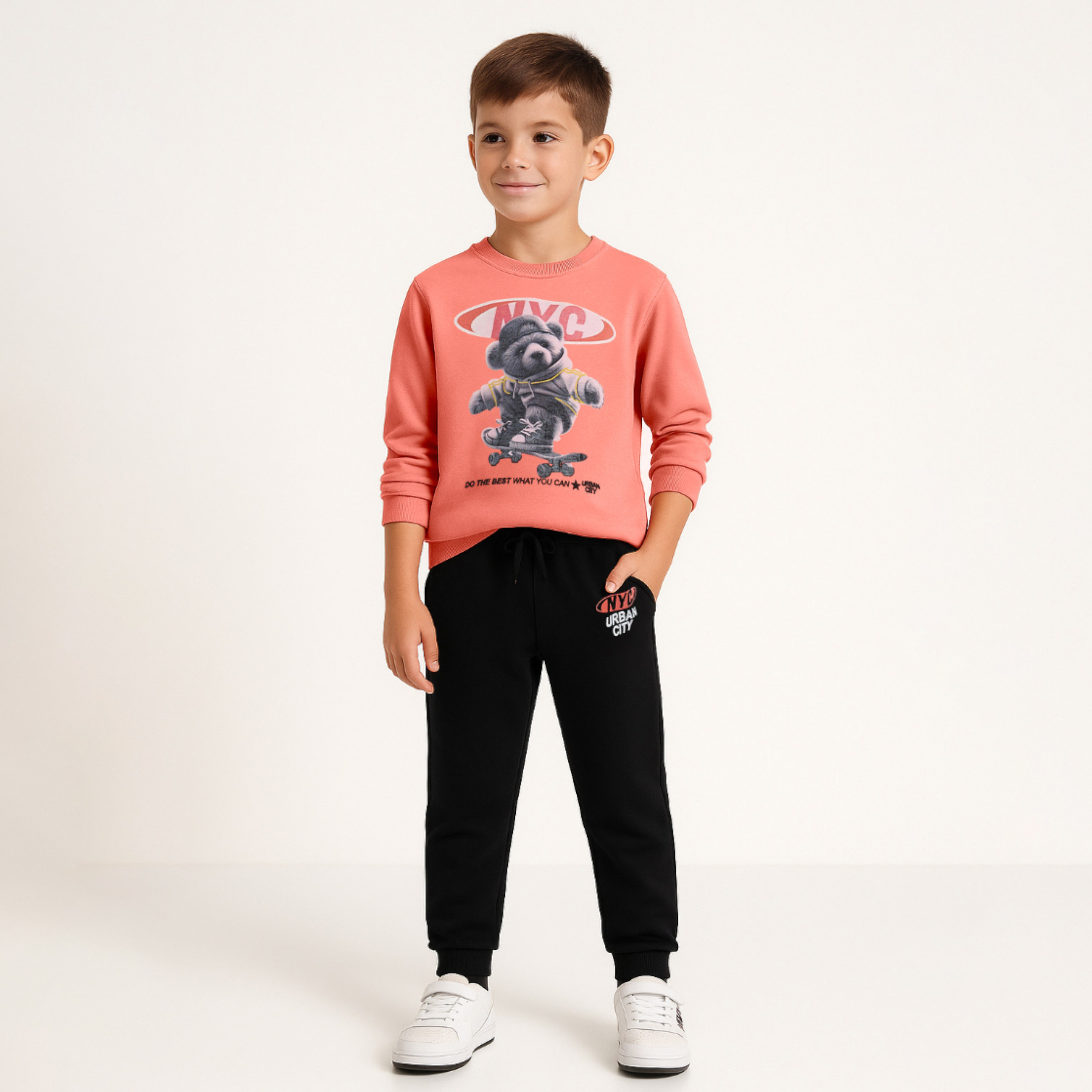 طقم من قطعتين سويت شيرت وبنطلون رياضي بطبعة دب متزلج من فيكتور اند جين-baby-boys-clothing-winterwear-setsandcoords-image-2