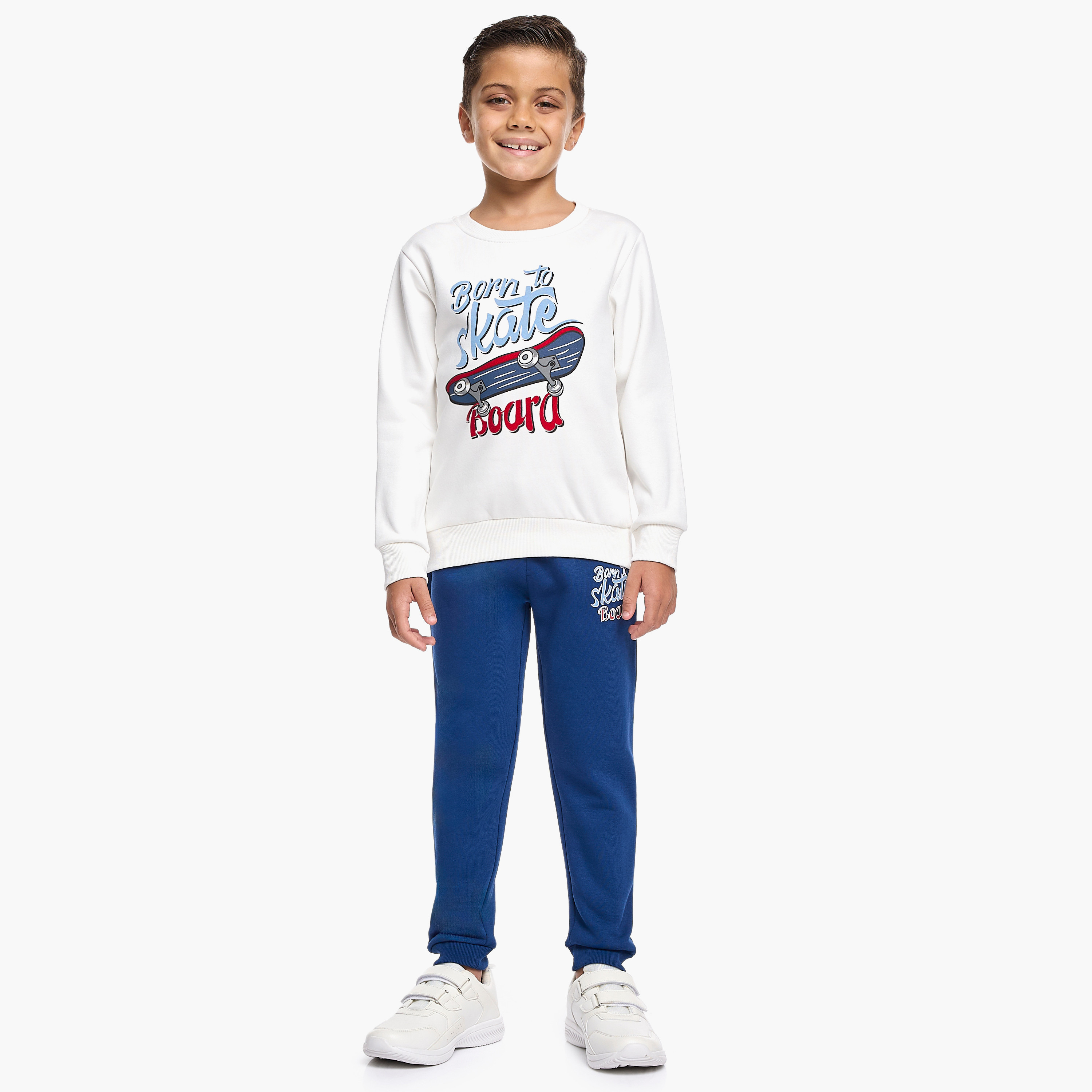 طقم من قطعتين سويت شيرت وبنطلون رياضي بطبعة تريندي سكيت من فيكتور اند جين-baby-boys-clothing-winterwear-setsandcoords-image-1