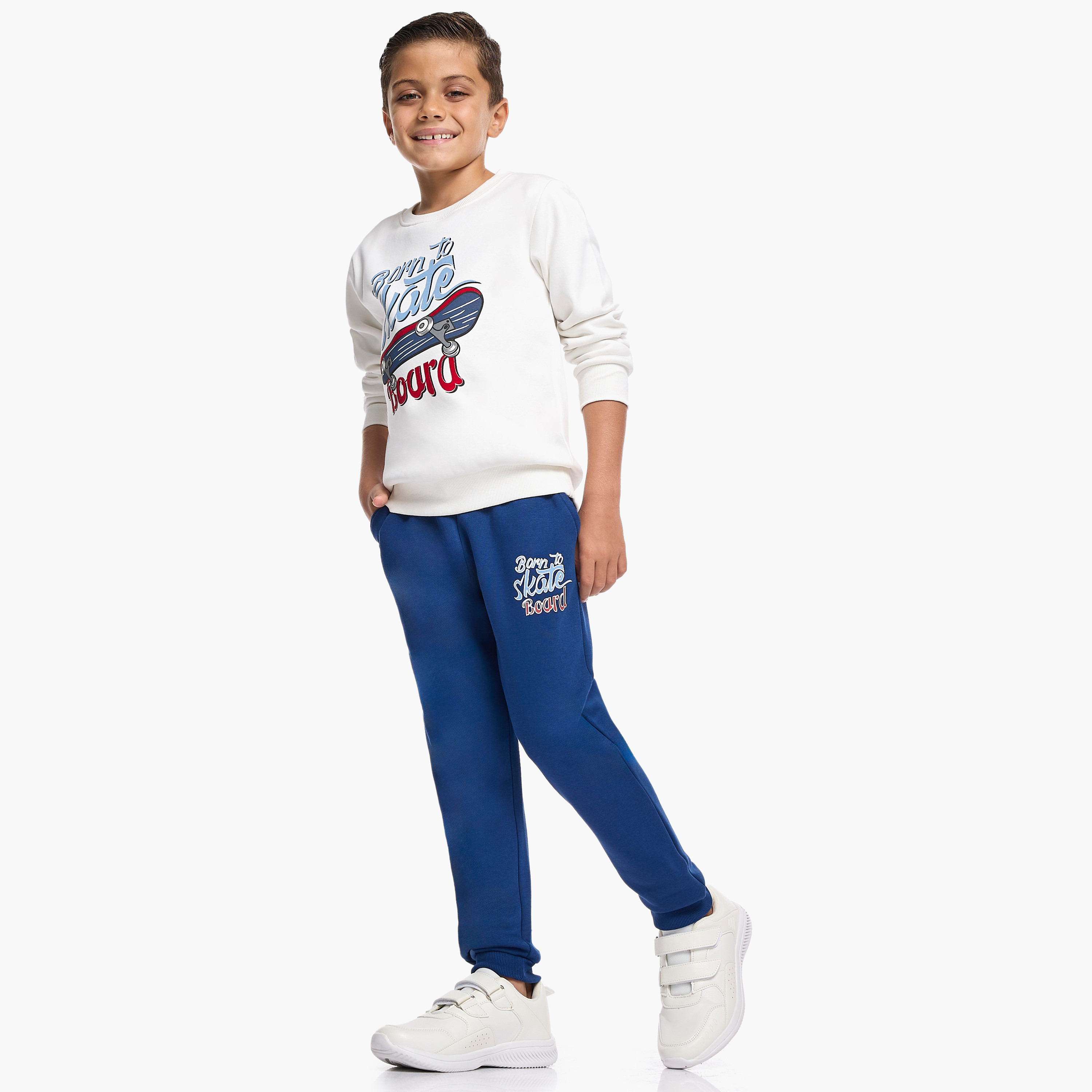 طقم من قطعتين سويت شيرت وبنطلون رياضي بطبعة تريندي سكيت من فيكتور اند جين-baby-boys-clothing-winterwear-setsandcoords-image-2