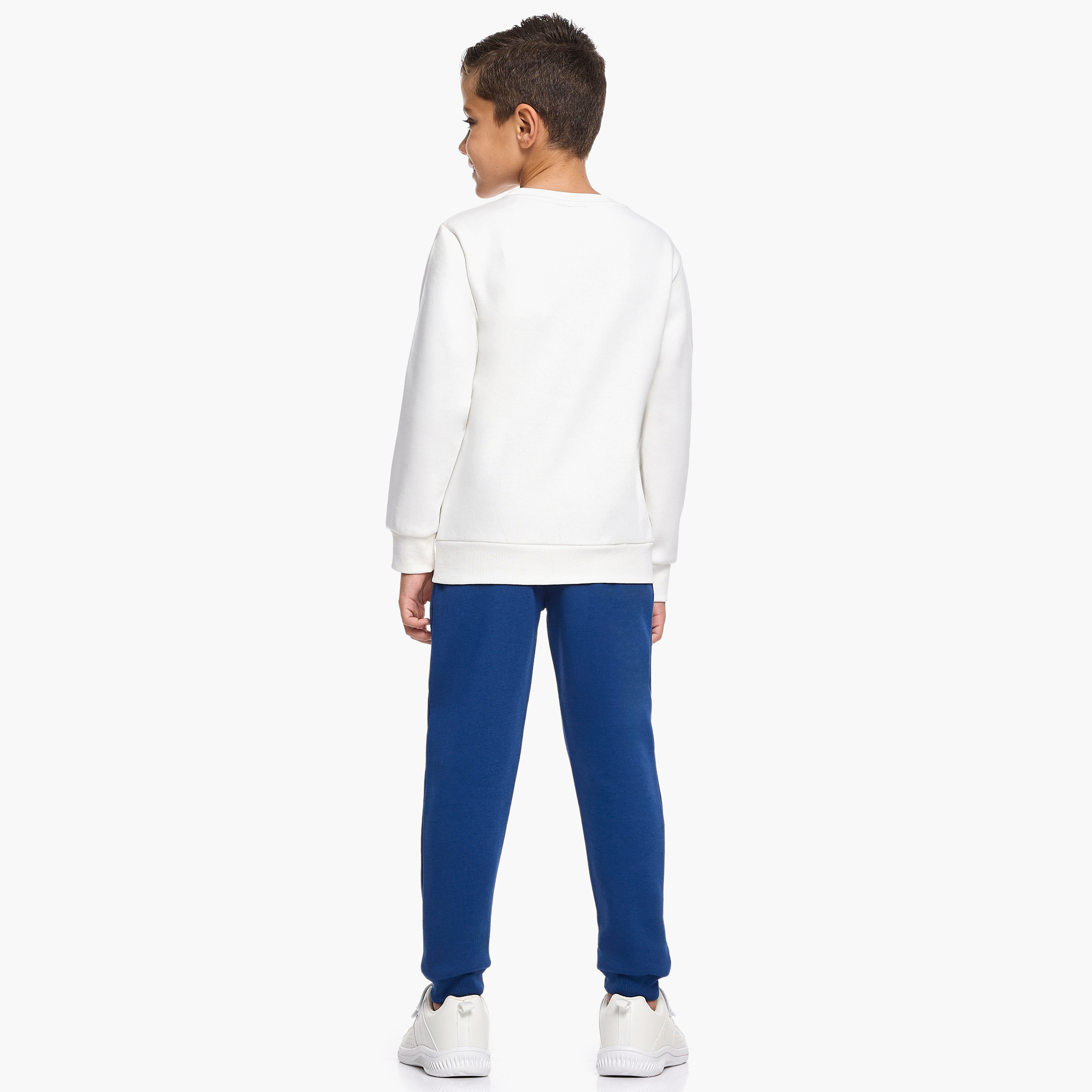 طقم من قطعتين سويت شيرت وبنطلون رياضي بطبعة تريندي سكيت من فيكتور اند جين-baby-boys-clothing-winterwear-setsandcoords-image-3