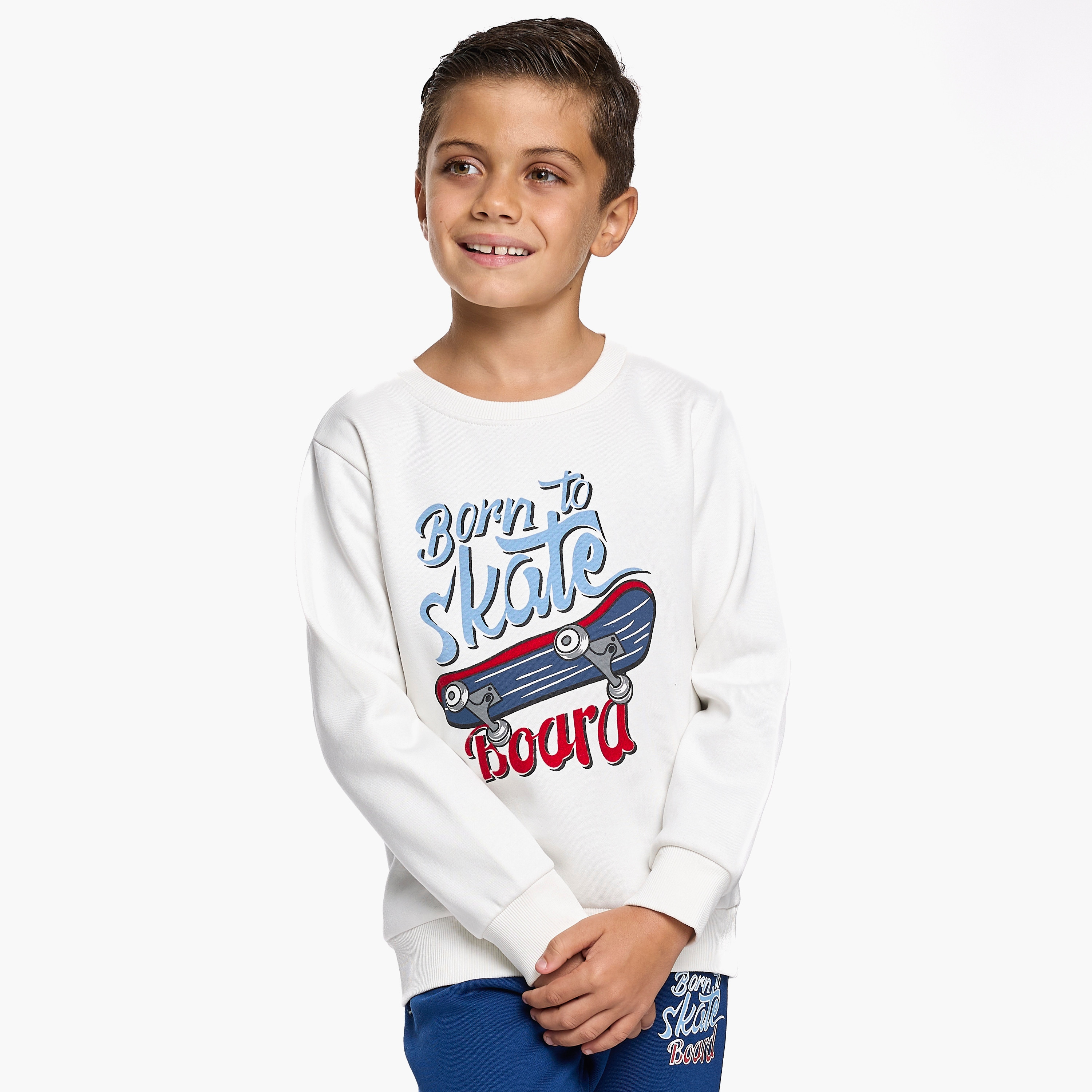 طقم من قطعتين سويت شيرت وبنطلون رياضي بطبعة تريندي سكيت من فيكتور اند جين-baby-boys-clothing-winterwear-setsandcoords-image-4
